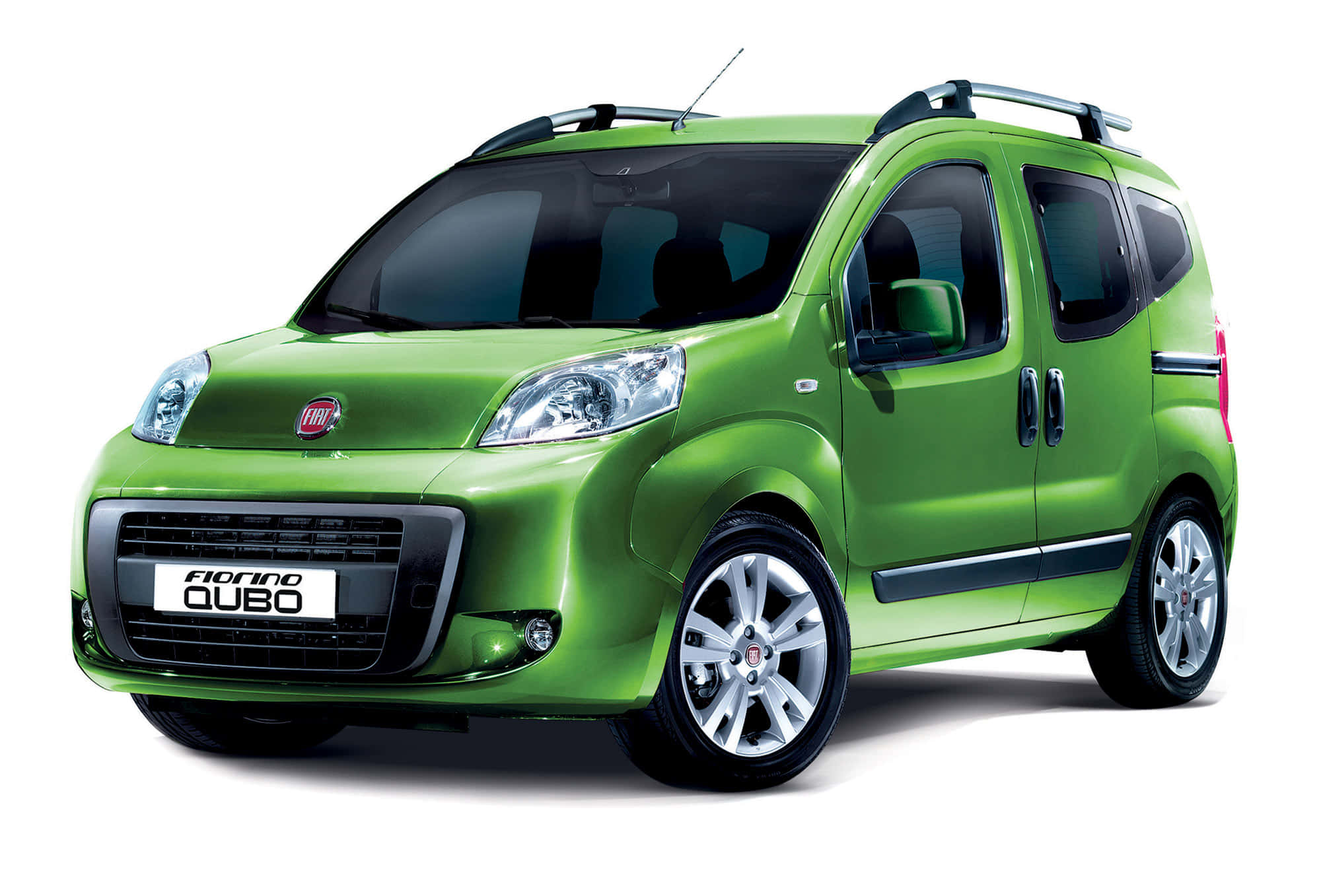 Fiat Fiorino 桌布 壁紙 — 一輛充滿活力的青檸綠色菲亞特 Qubo 緊湊型 MPV，配備車頂行李架和銀色合金輪圈，在工作室中以乾淨的白色背景拍攝。