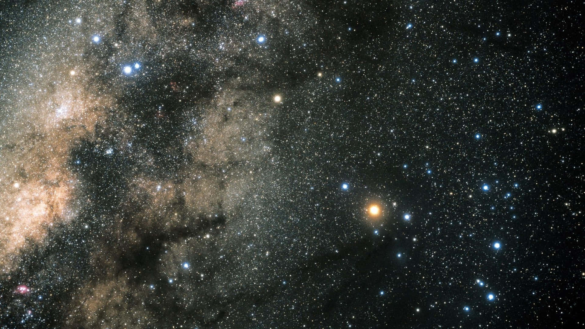 深空中帶有星星和宇宙塵埃雲的銀河系。