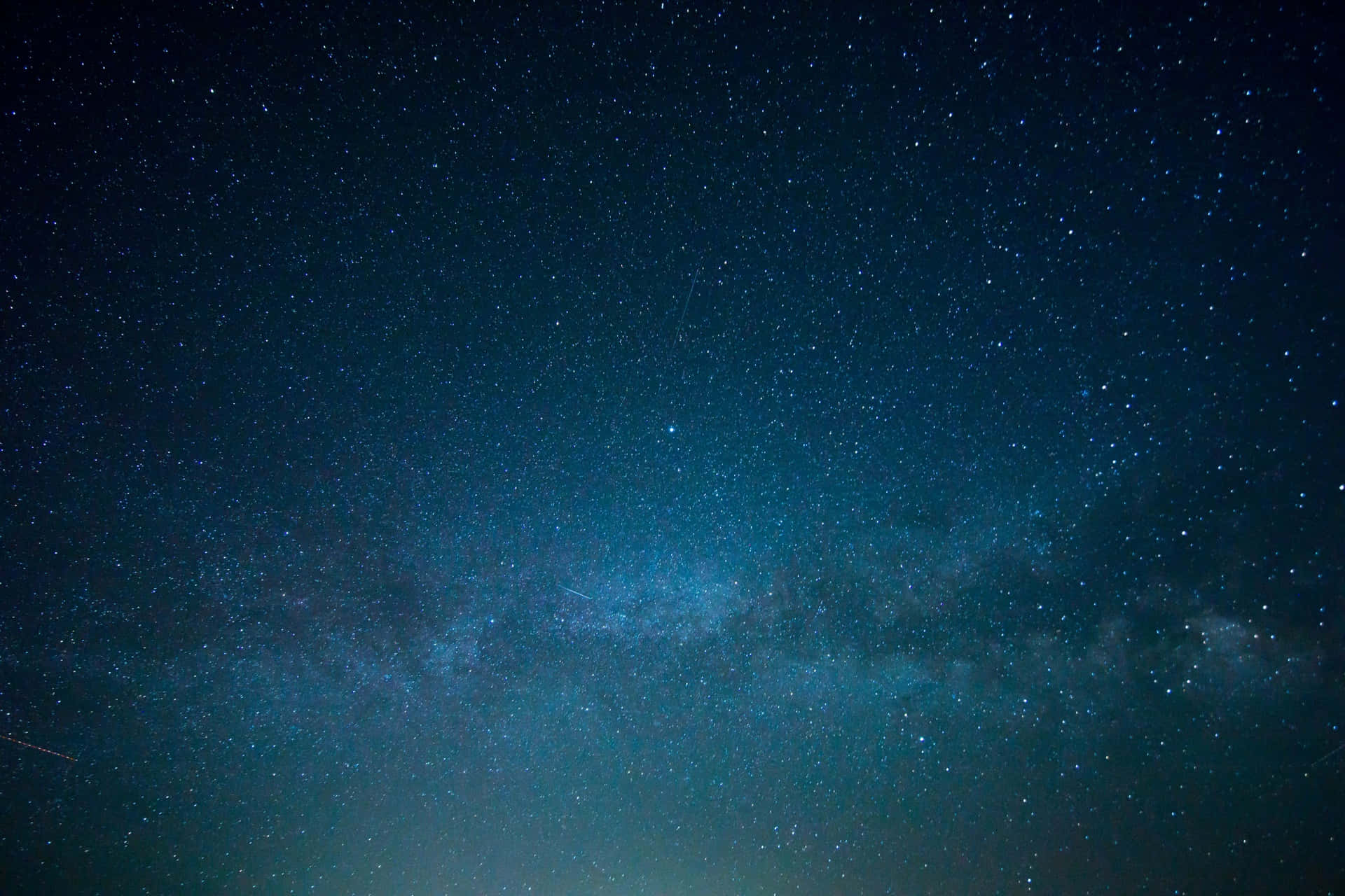 銀河系在深藍色夜空中與無數星星一起閃耀