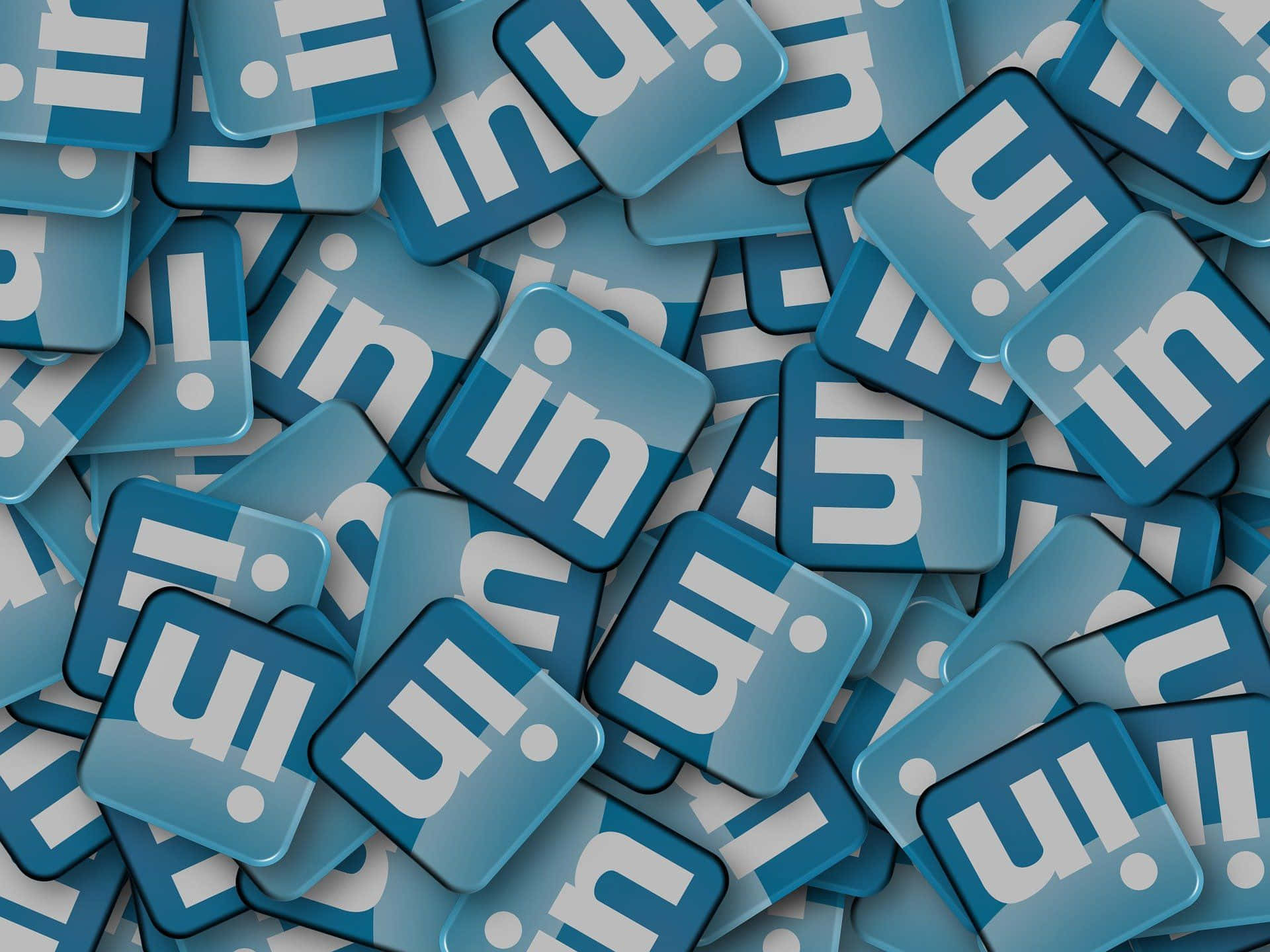 一堆帶有白色標誌的藍色LinkedIn應用程式圖標。