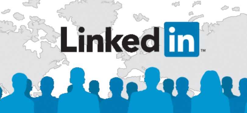 全球聯繫概念 - LinkedIn 壁紙 — 藍色人物剪影站在世界地圖背景前，LinkedIn 標誌突出顯示。