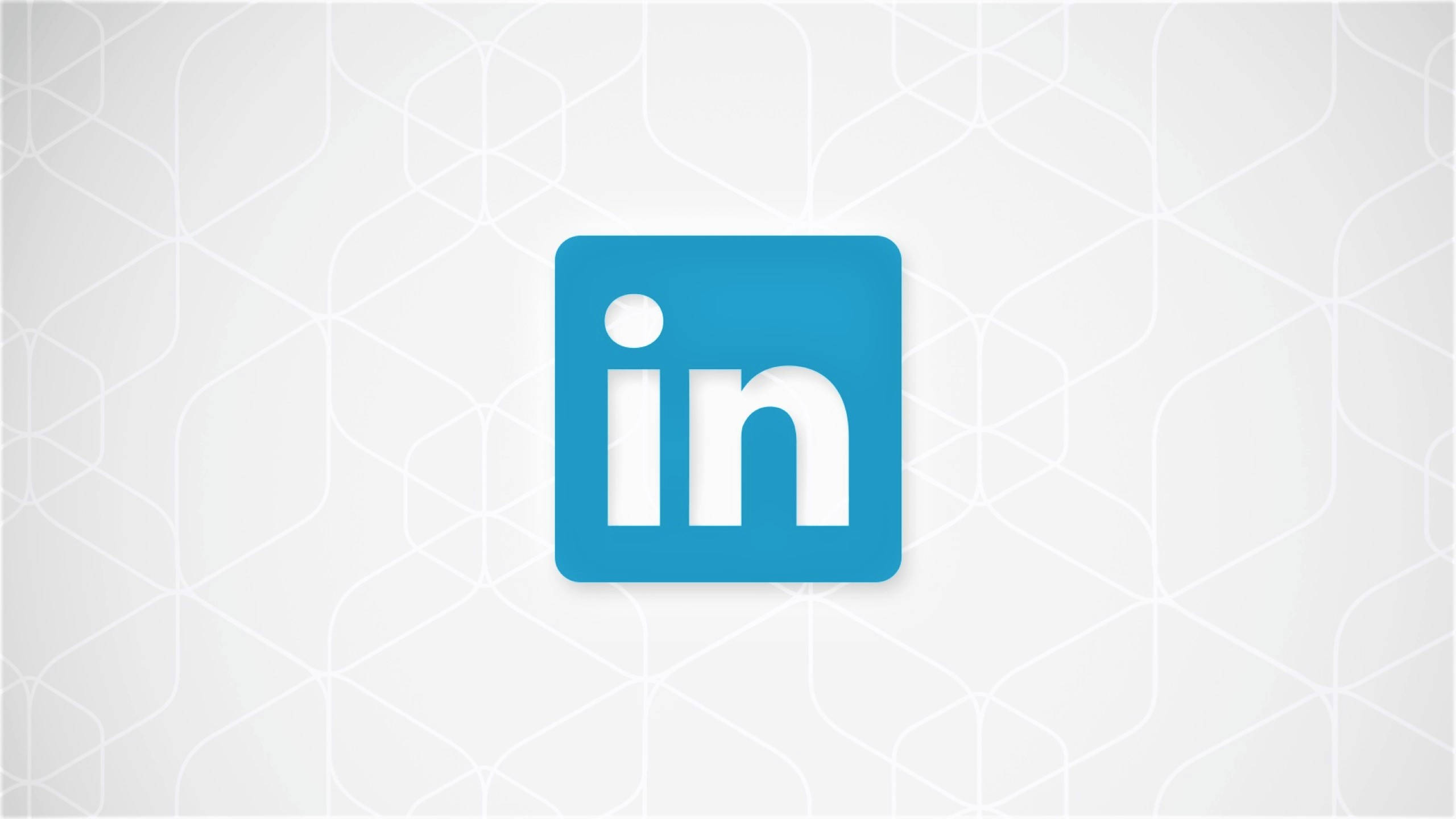 LinkedIn 「In」藍色標誌 壁紙 — 一個藍色嘅LinkedIn標誌置中喺淺灰色背景上，帶有微妙嘅幾何線條圖案。
