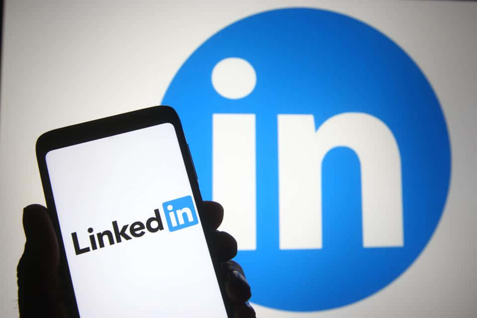 LinkedIn 新標誌顯示於智能手機上 壁紙