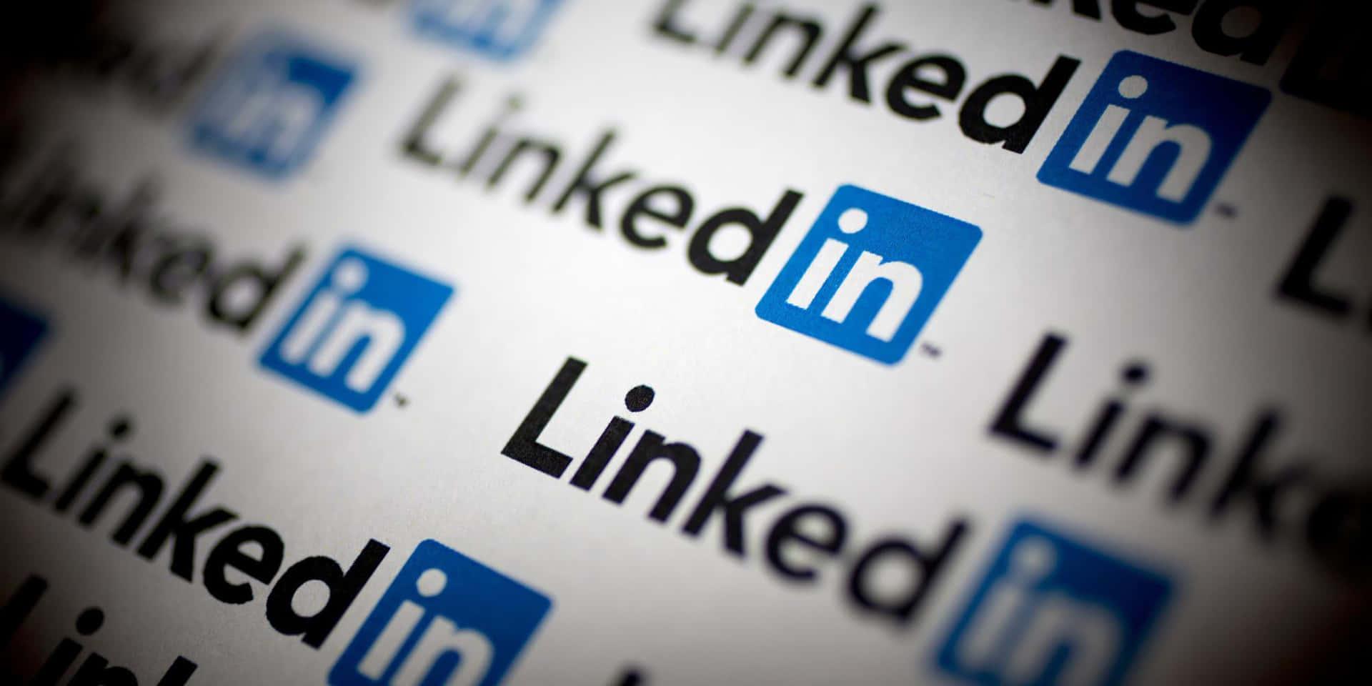 白色背景上重複的LinkedIn標誌，淺景深。
