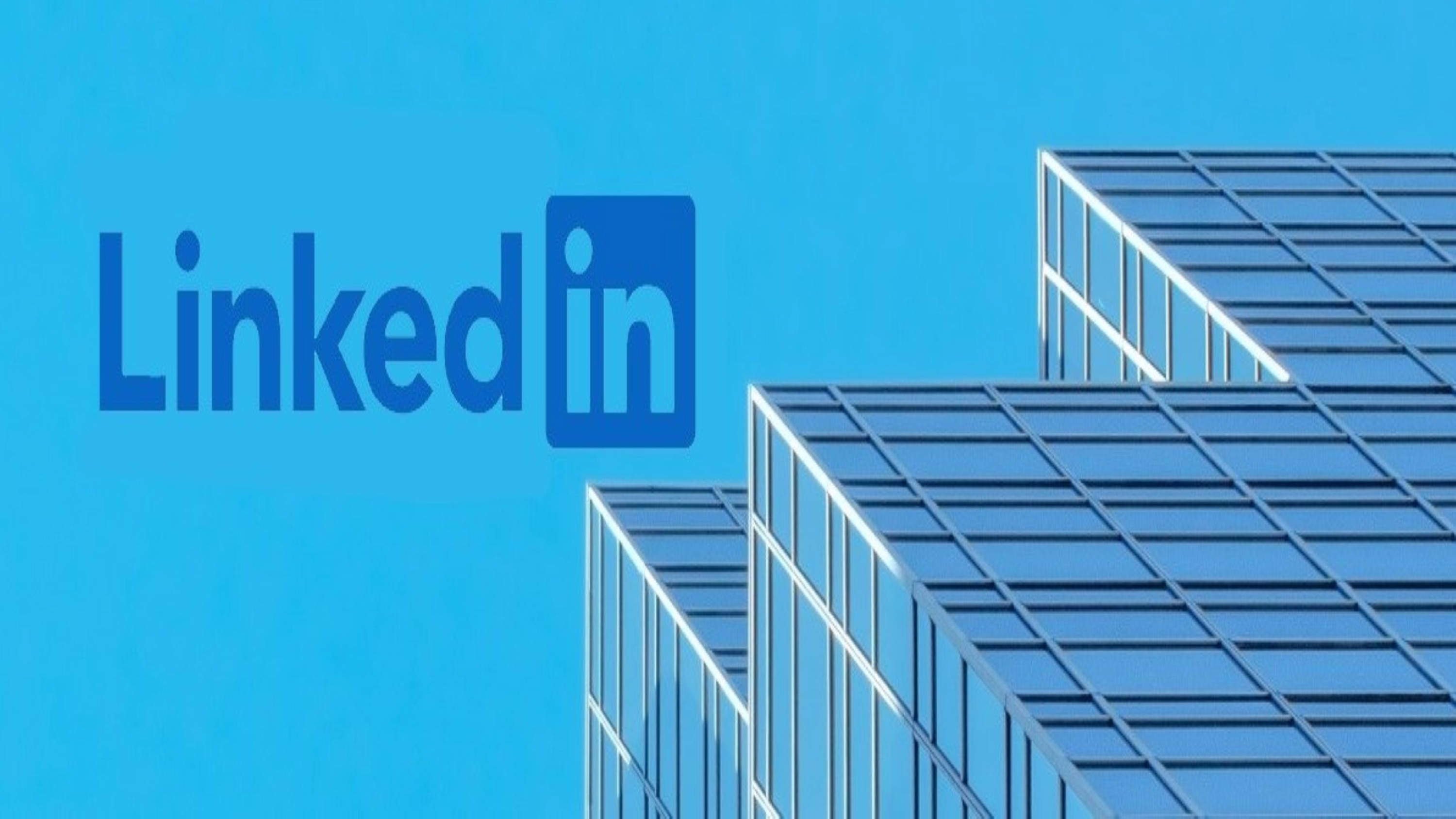 LinkedIn 藍色摩天大樓 壁紙 — LinkedIn 標誌在晴朗的藍天中漂浮，下方是線條銳利幾何的現代玻璃摩天大樓。
