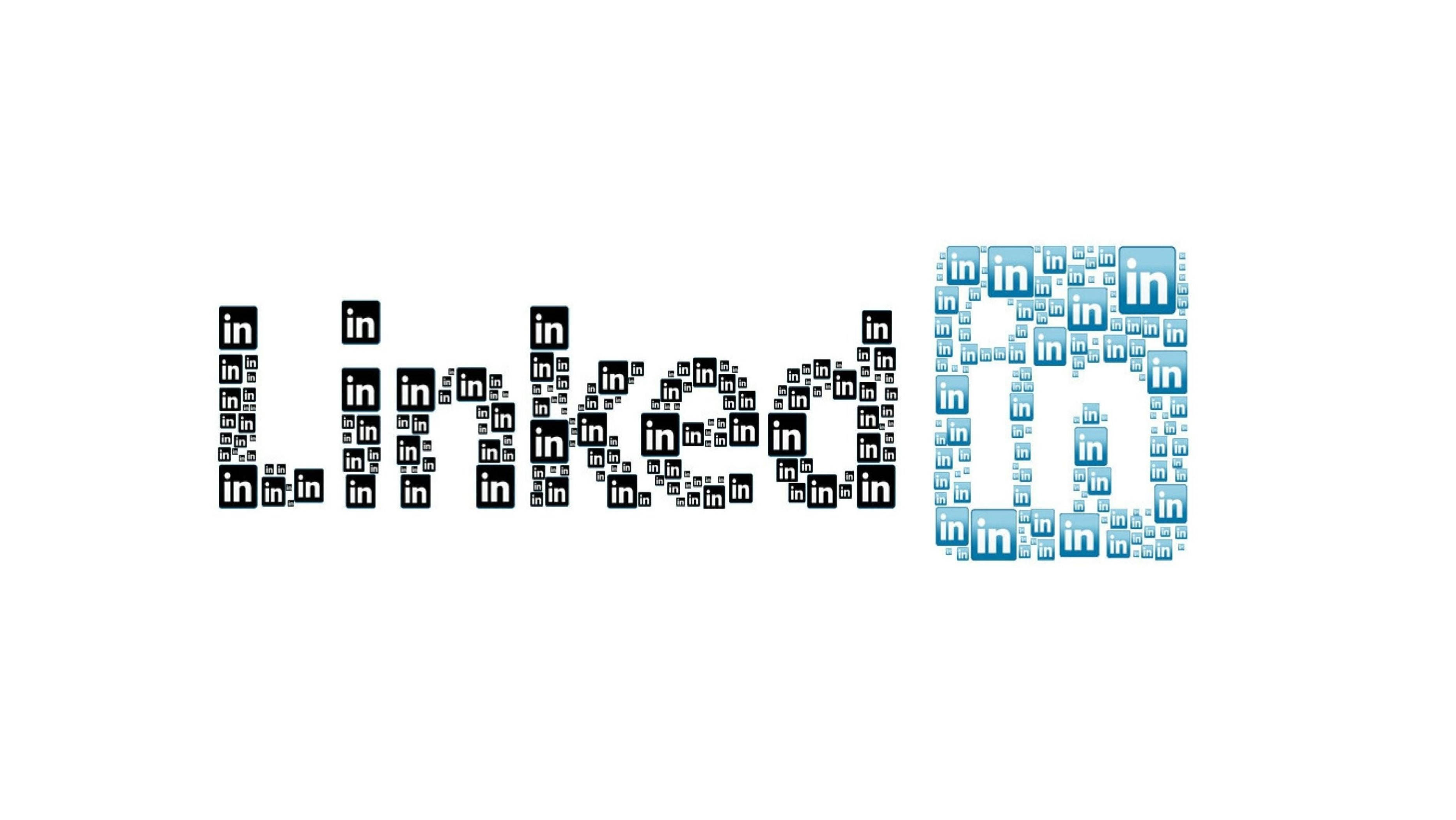 LinkedIn 馬賽克藝術 壁紙 — 「LinkedIn」一詞由重複的黑藍色「in」標誌在白色背景上組成。