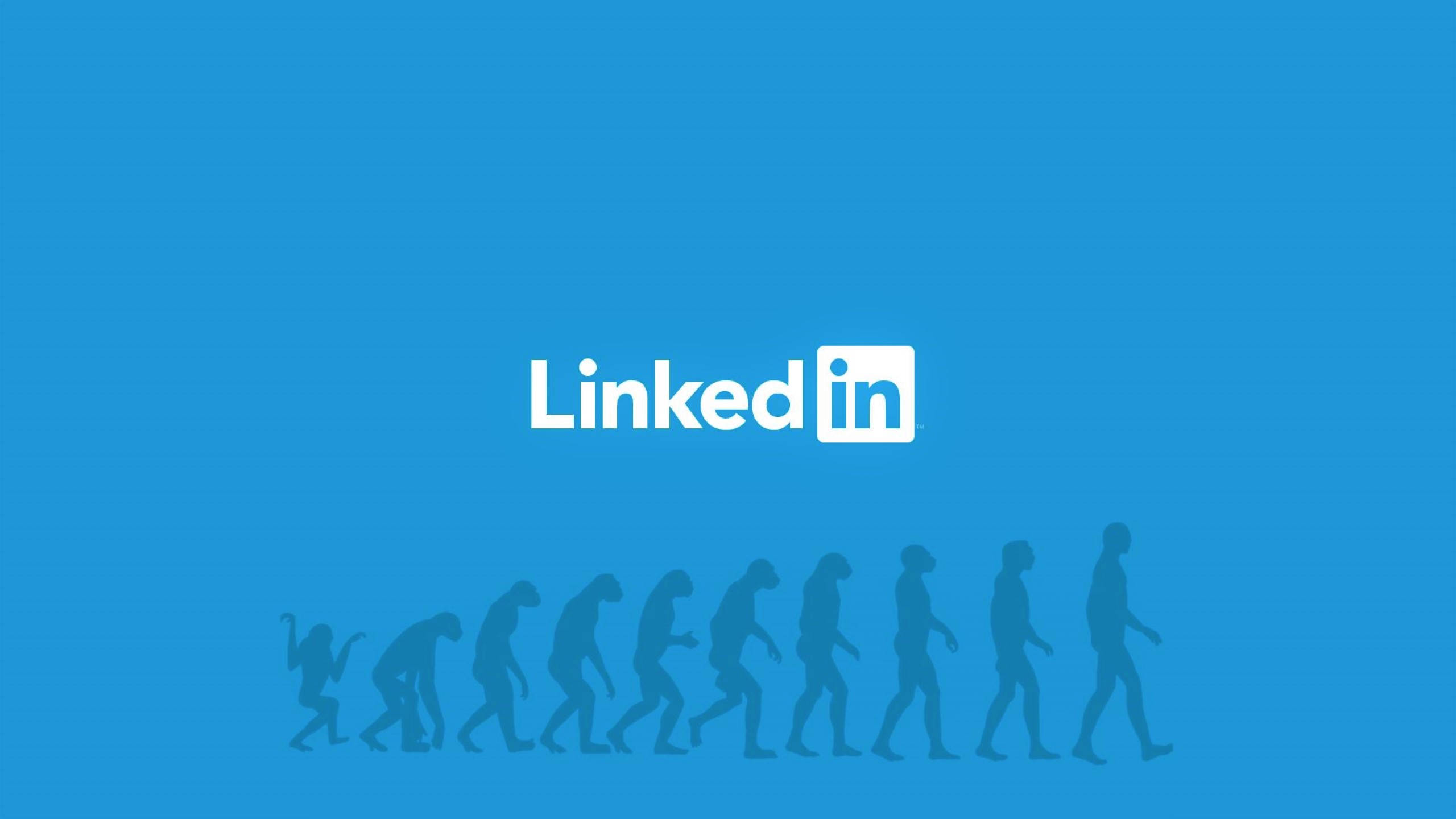 LinkedIn人類進化 壁紙 — 藍色背景上，白色LinkedIn標誌位於從猿到人的剪影進化之上。