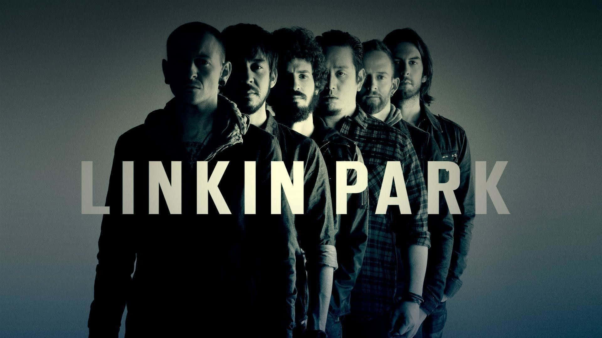 Linkin Park 樂隊成員身穿深色衣服在錄音室中站立，並附有樂隊名稱文字。