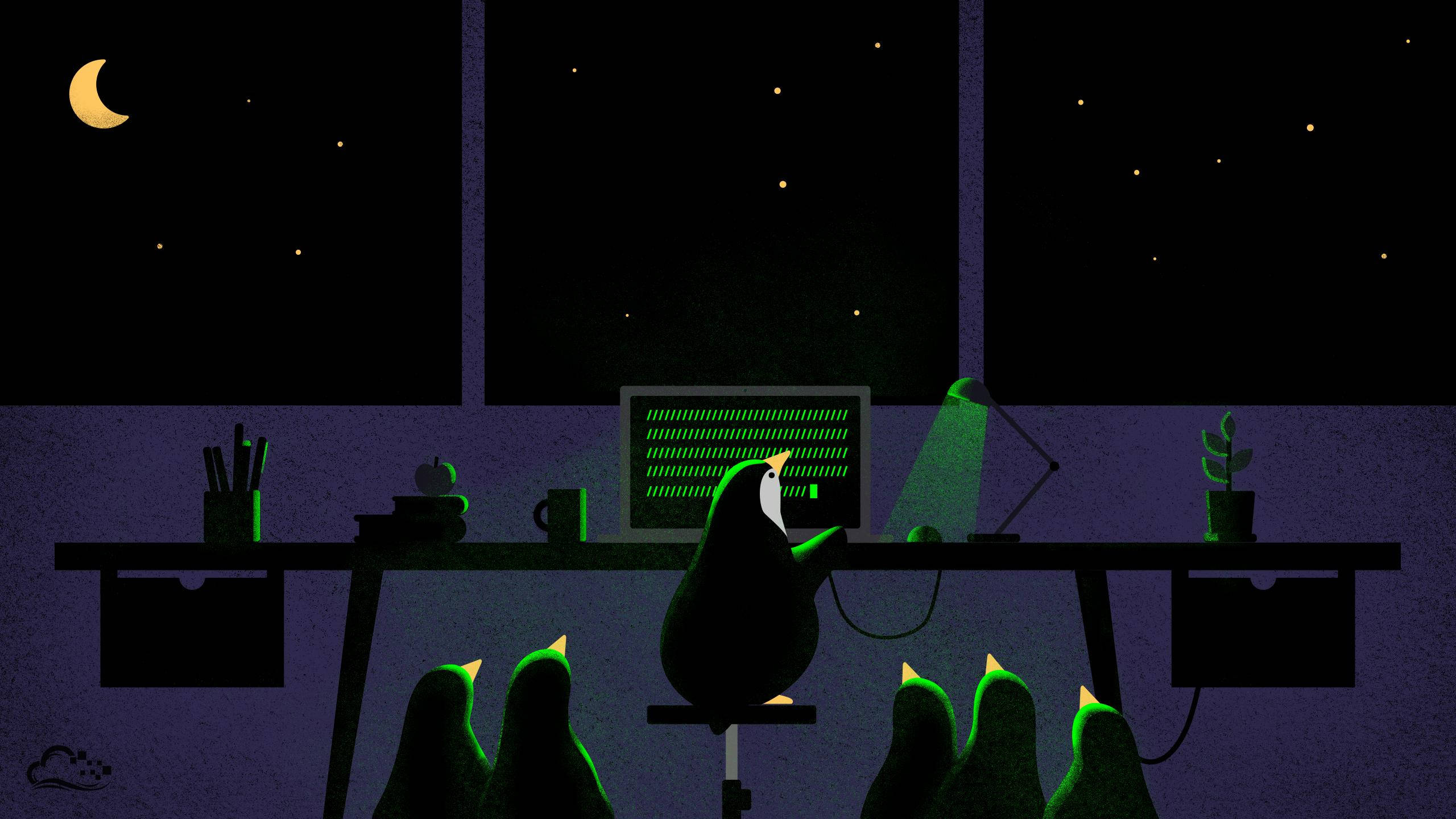 可愛 Linux 鴨子在電腦前 壁紙 — 一隻企鵝程式設計師在深夜工作，發光的綠色螢幕下，窗外可見新月和星星。