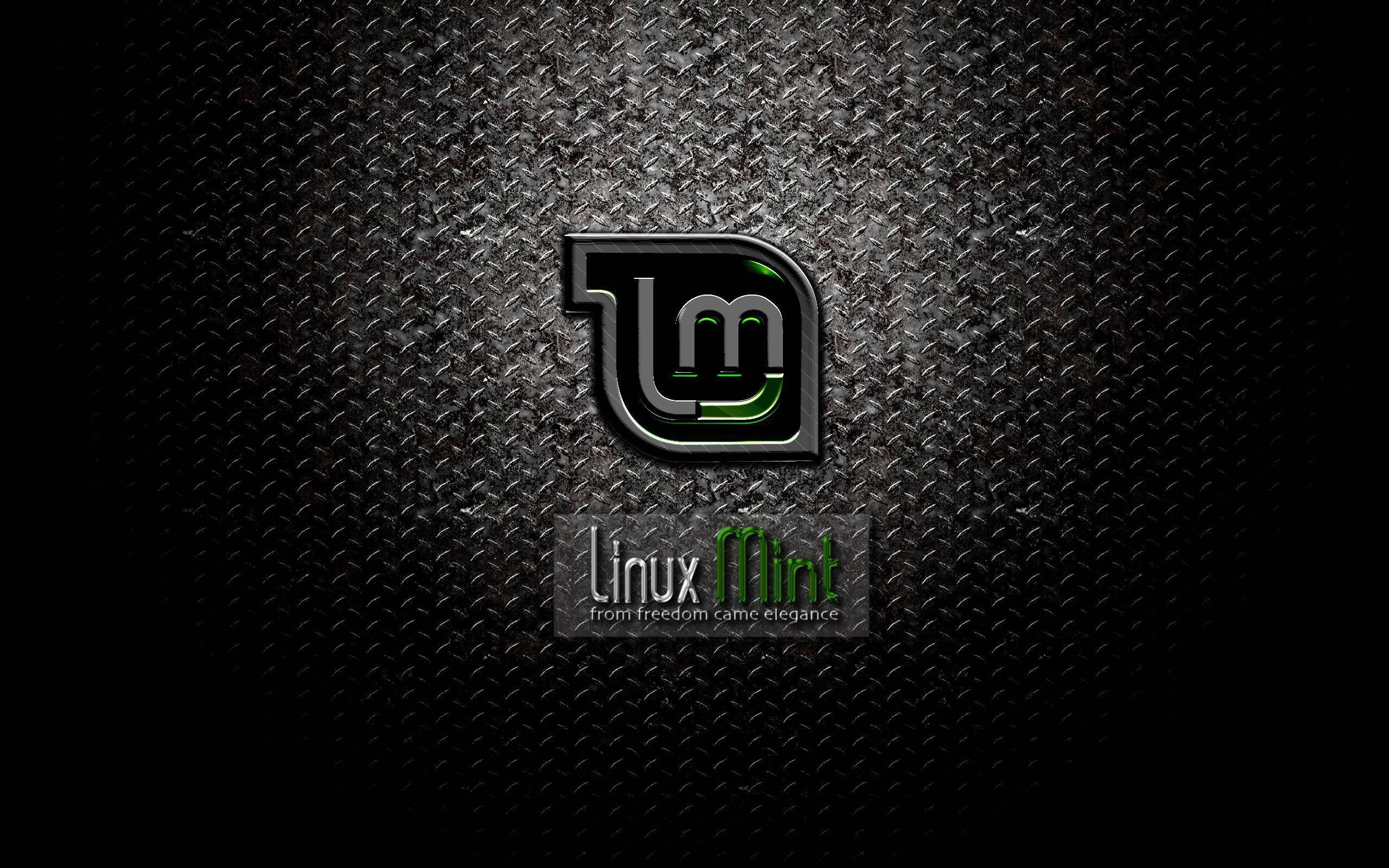 Linux Mint 操作系統標誌於金屬質感背景 壁紙 — Linux Mint 標誌在帶有聚光燈效果的深色紋理金屬背景上發出綠色光芒。