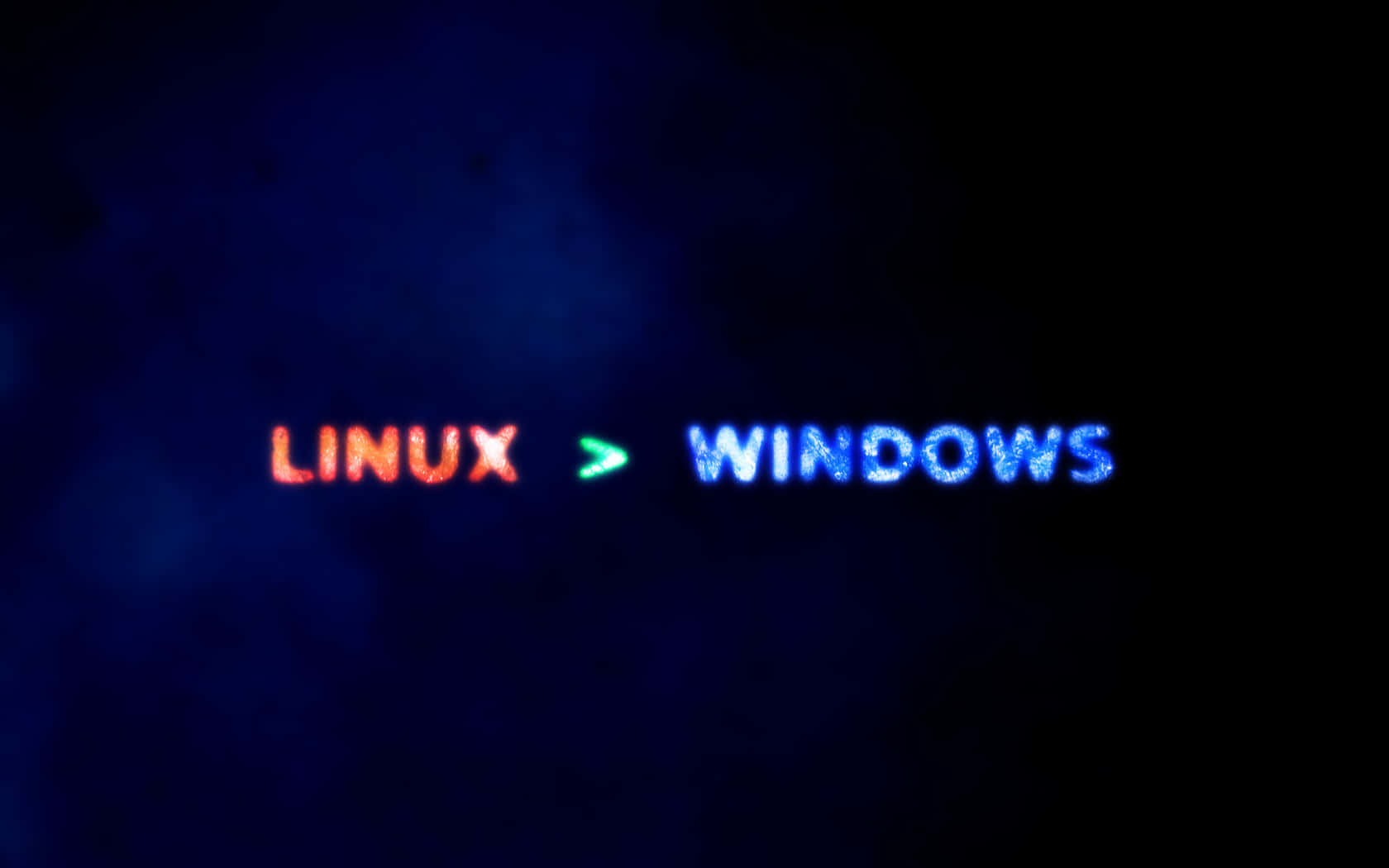 美麗的Linux背景 壁紙 — 發光的紅色和藍色文字在黑暗煙霧背景上顯示 linux 大於 windows。