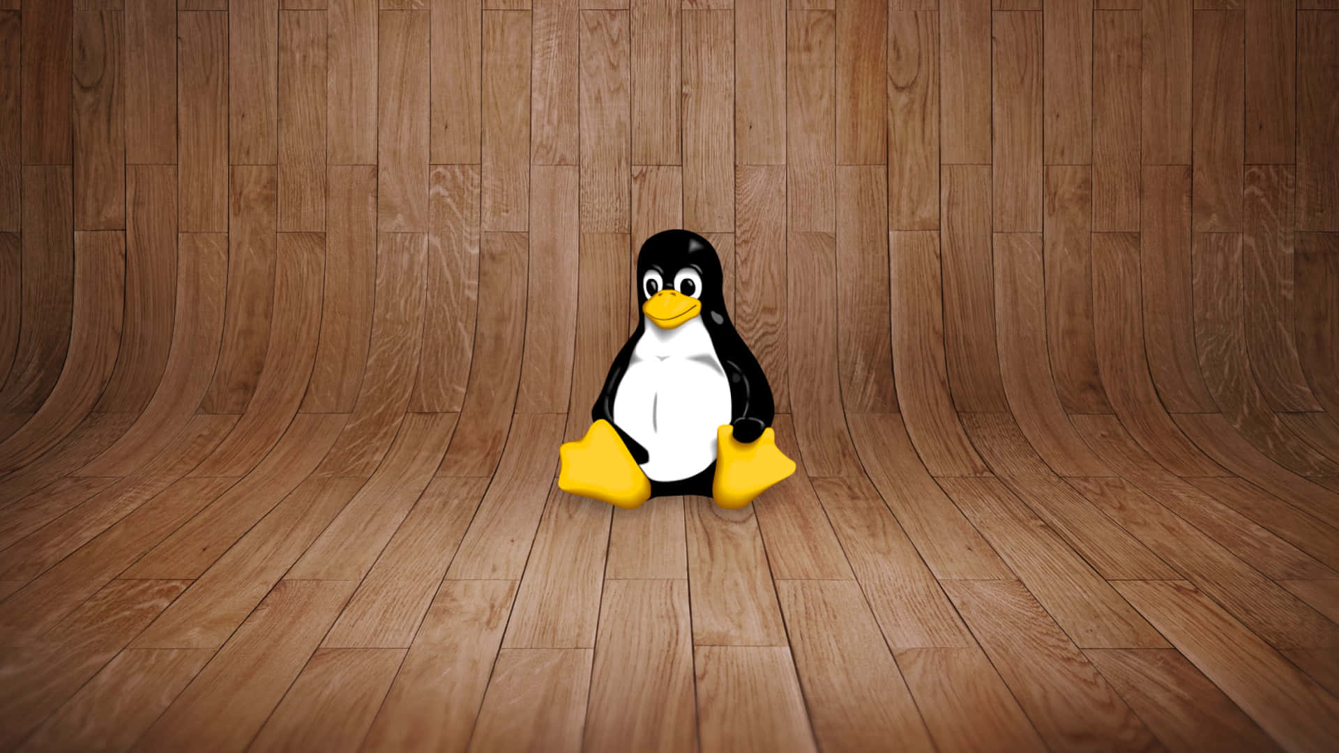 毛絨Linux企鵝吉祥物坐在木地板上，背景是木牆。