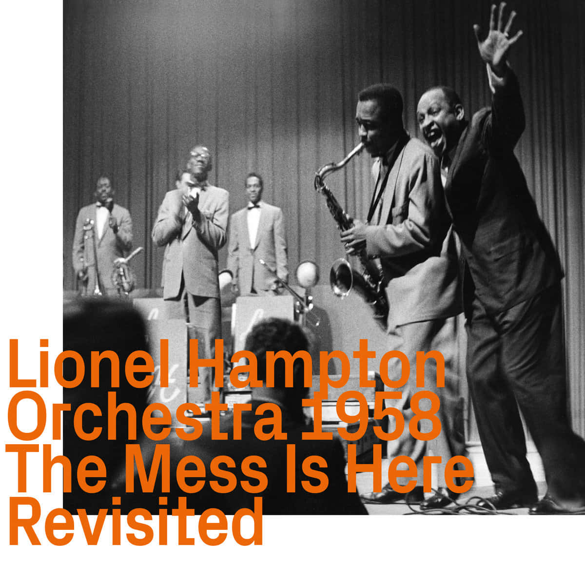 Lionel Hampton 音樂團現場演出 壁紙 — 一張1958年Lionel Hampton Orchestra在舞台上充滿活力地表演的黑白照片，薩克斯風手和指揮擺出動態姿勢。
