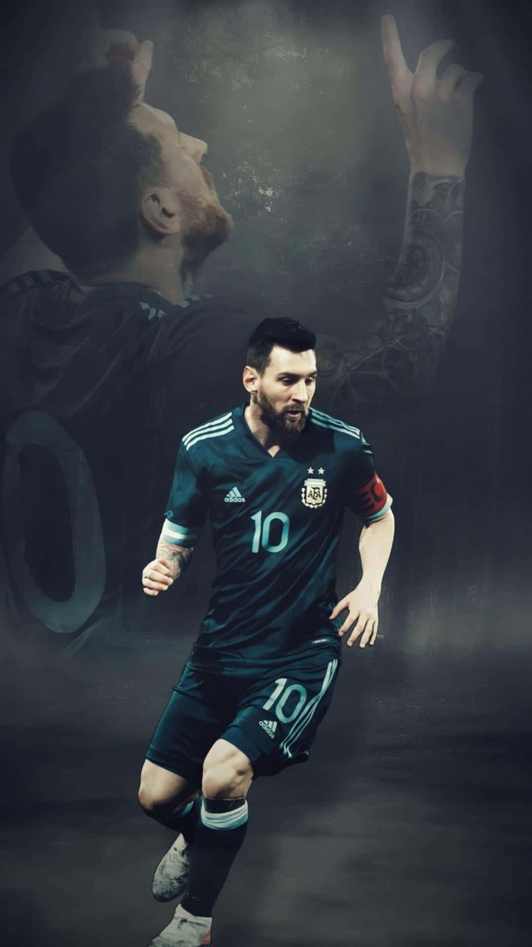 Messi 2022 桌布 壁紙 — 利昂內爾·美斯身穿阿根廷深綠色球衣，身後帶有幽靈般的雙重曝光效果，動態奔跑。