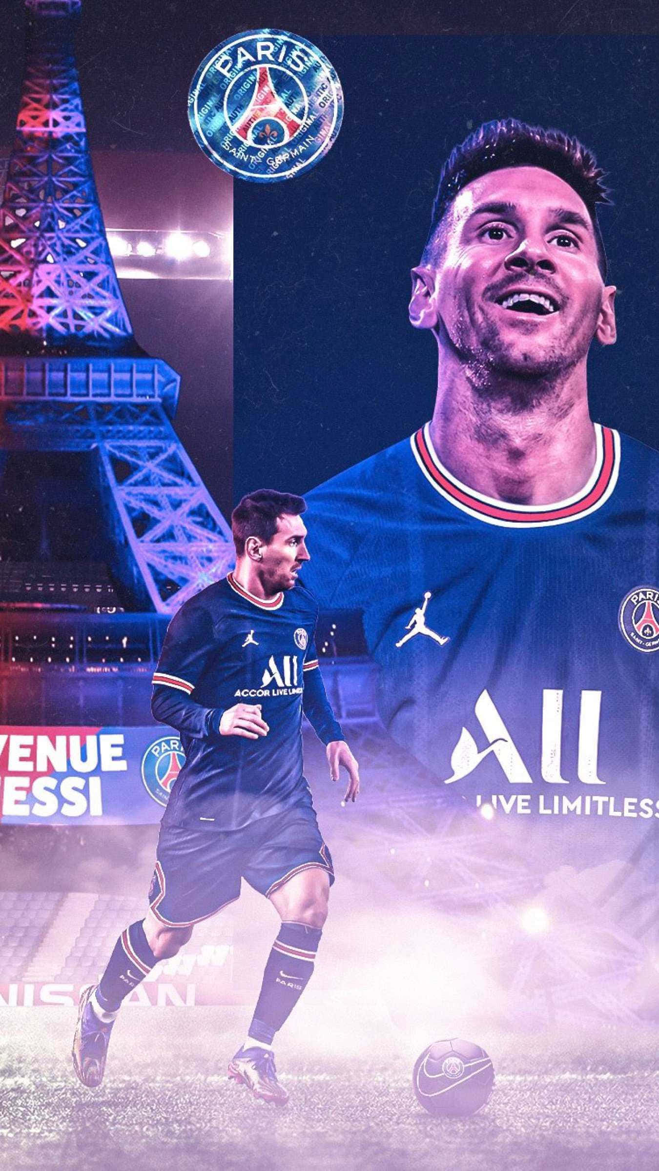 Messi 2022 桌布 壁紙 — 利昂內爾·美斯身穿巴黎聖日耳曼球衣在球場上奔跑，背後艾菲爾鐵塔在夜燈下閃耀。