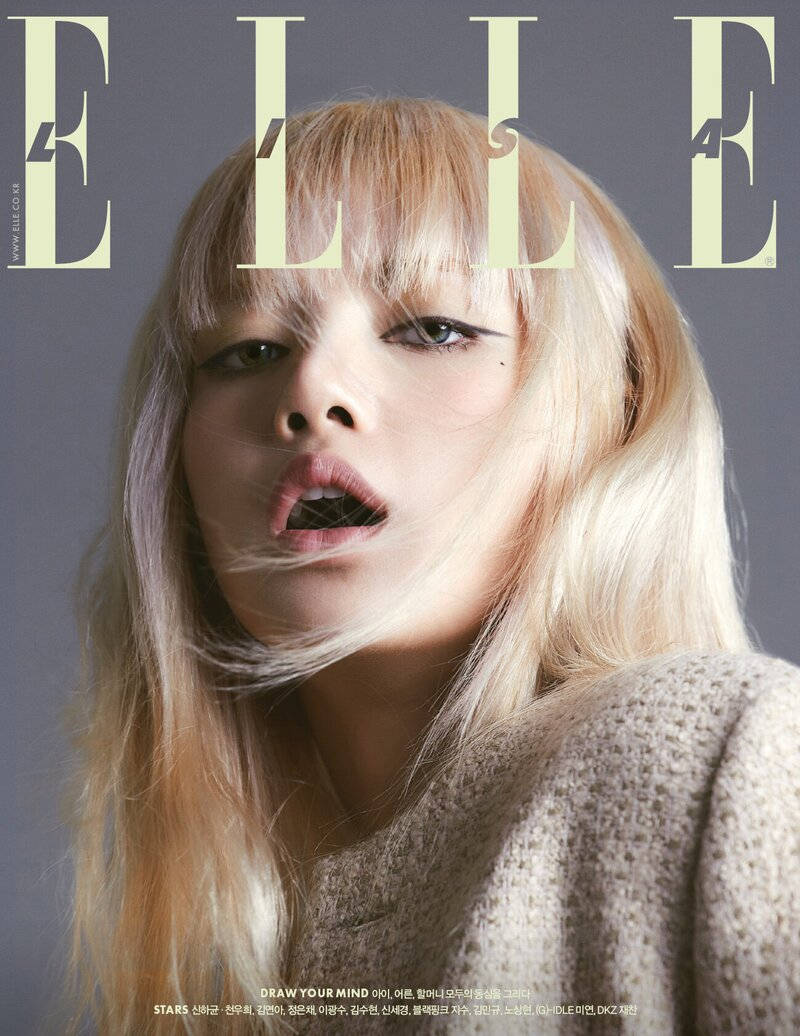 金髮女子在ELLE雜誌的攝影棚肖像中畫著大膽的眼線。