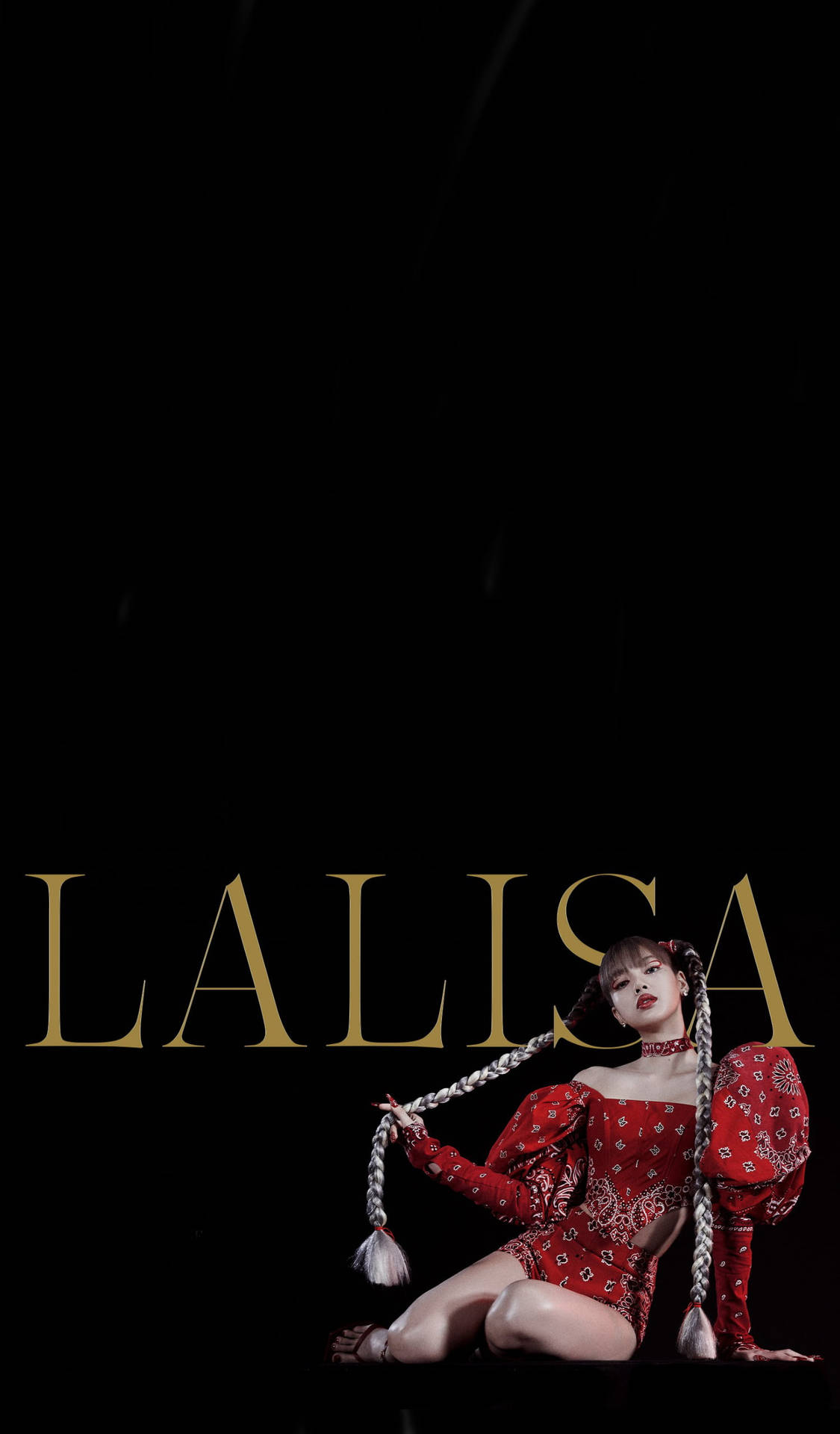 Lisa BLACKPINK 高畫質音樂錄影帶《LALISA》海報 壁紙 — 一位身穿紅色圖案服裝、辮子頭髮的女性坐在黑色背景前，帶有金色 'LALISA' 文字。