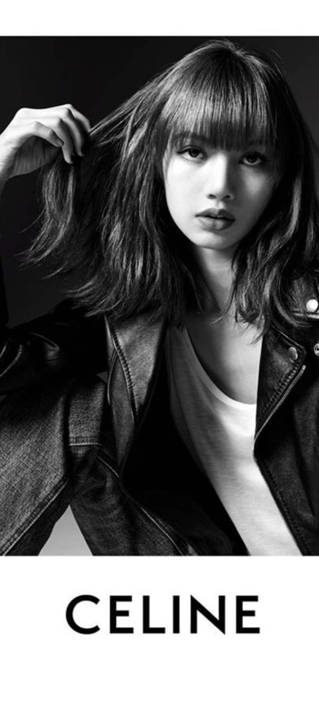 Lisa BLACKPINK 高畫質 CELINE 廣告拍攝 壁紙 — 一位留著瀏海、身穿皮褸的女性黑白肖像，直視鏡頭。