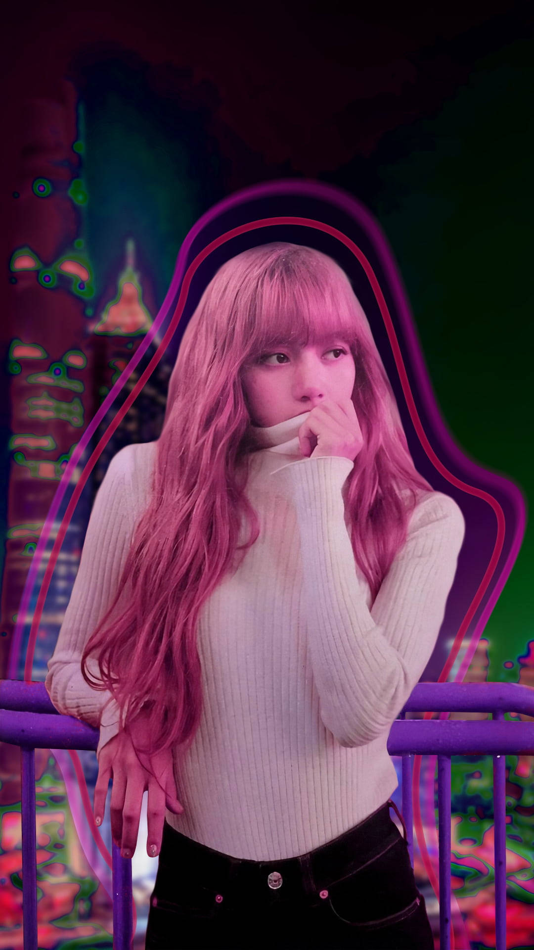 Lisa BLACKPINK 高畫質復古美學照 壁紙 — 一位年輕女性，粉紅色頭髮，身穿白色毛衣，站在發光的紫色陽台上，背景是霓虹燈閃爍的城市景觀。