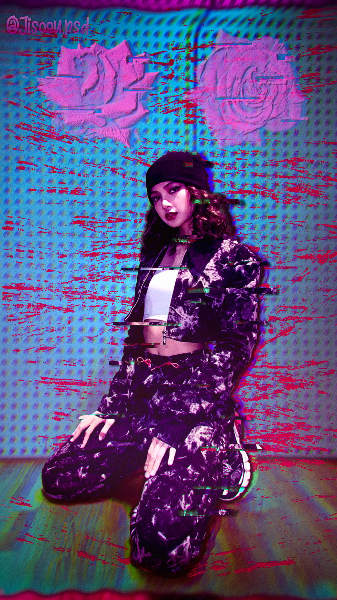 Lisa BLACKPINK 高畫質《Lili》電影造型拍攝 壁紙 — 一位身穿紫色服裝的女性跪在帶有故障效果的藍色牆壁前，牆上有粉紅玫瑰、霓虹條紋和數碼扭曲。