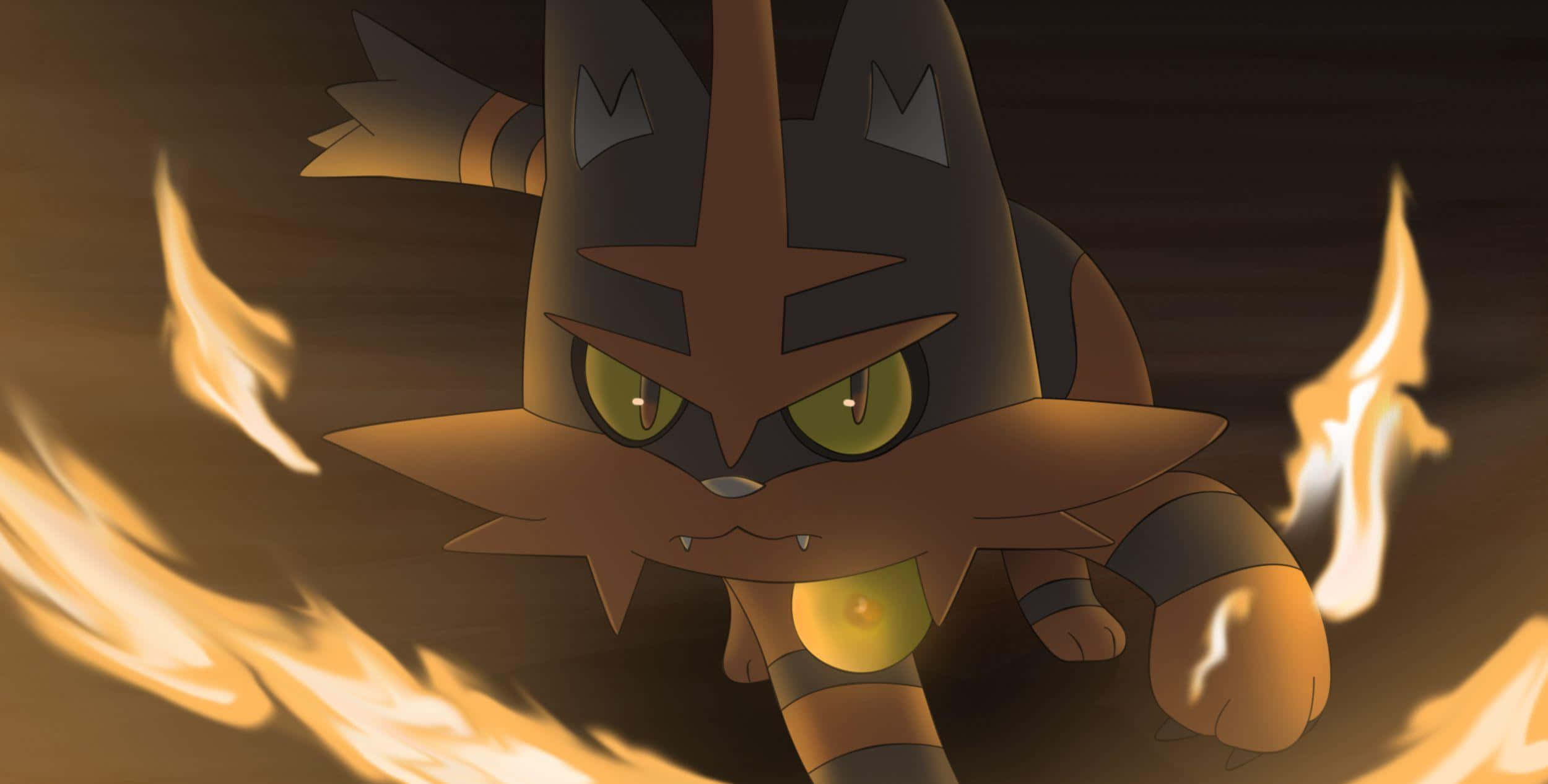 Litten 周圍飛舞火花 壁紙 — 一隻兇猛的動漫貓狀生物，在黑暗環境中擁有發光的綠色眼睛和熾熱的橙色火焰在其身體周圍旋轉。