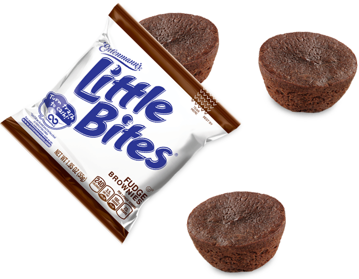 Little Bites 焦糖布朗尼包裝與產品 壁紙 — 一包 Entenmann's Little Bites 軟糖布朗尼，三個獨立包裝的布朗尼漂浮在黑色背景上。
