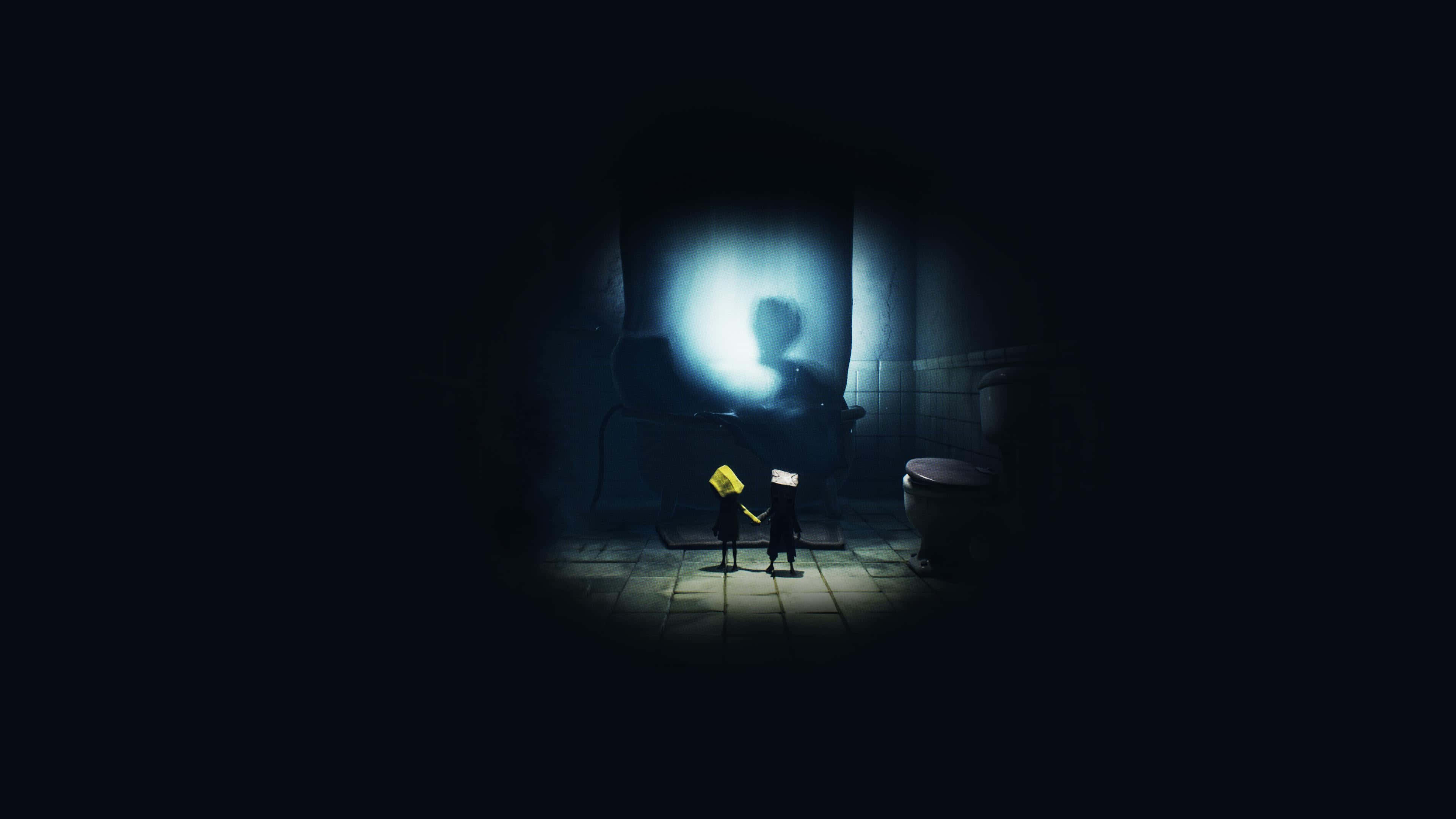 《Little Nightmares》4K - 六號與莫諾 壁紙 — 兩個細小嘅人影手拖手企喺一個黑暗嘅浴室入面，被一個發出藍光嘅球體照亮，投射出詭異嘅陰影。