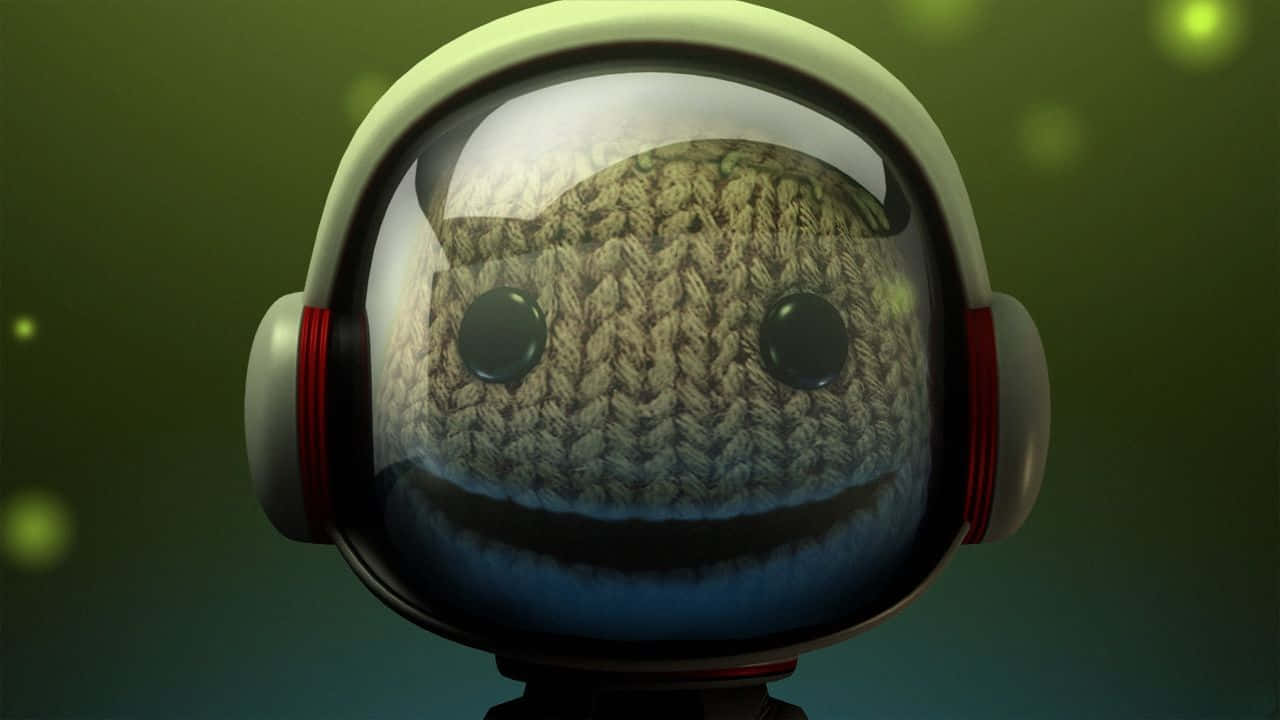 《LittleBigPlanet》遊戲角色 Sackboy 720p 壁紙 — 一隻編織襪子木偶戴著太空頭盔，在發光的綠色宇宙背景前微笑。