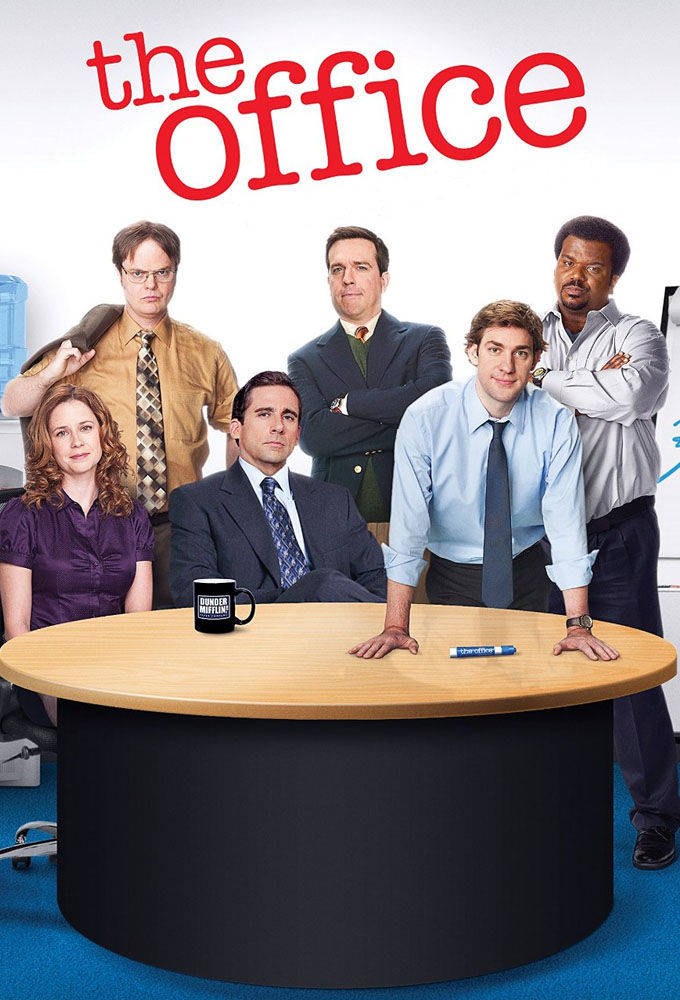 電視劇《The Office》的演員們在辦公室會議桌旁擺姿勢。
