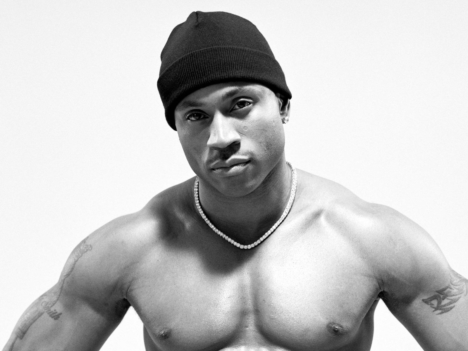 美國饒舌歌手 LL Cool J 黑白風格 壁紙 — 一個肌肉發達的男人戴著黑色冷帽和鑽石鏈，在純白色背景前以黑白肖像照強烈凝視。