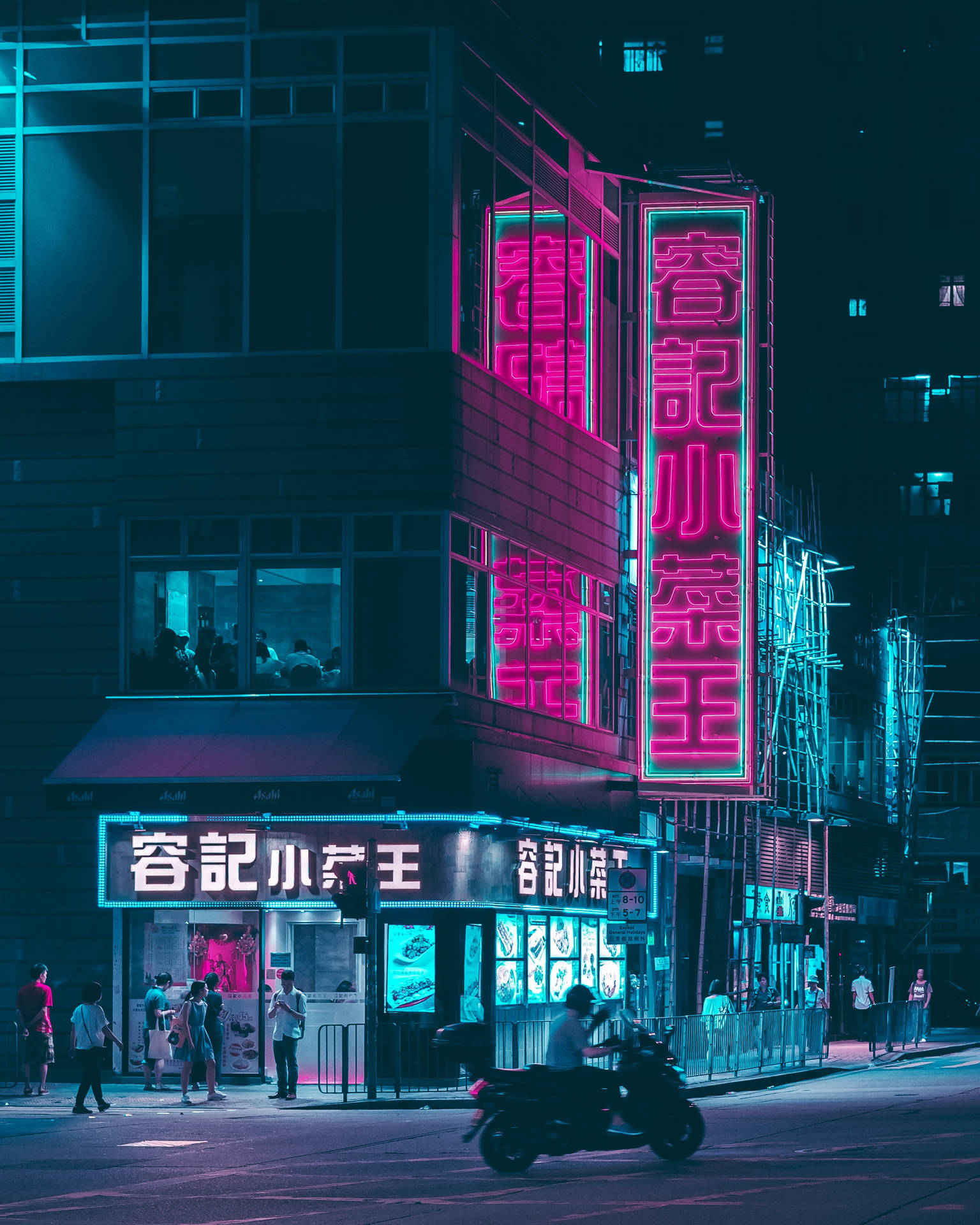 霓虹燈照亮街角，夜間有發光招牌和行人。