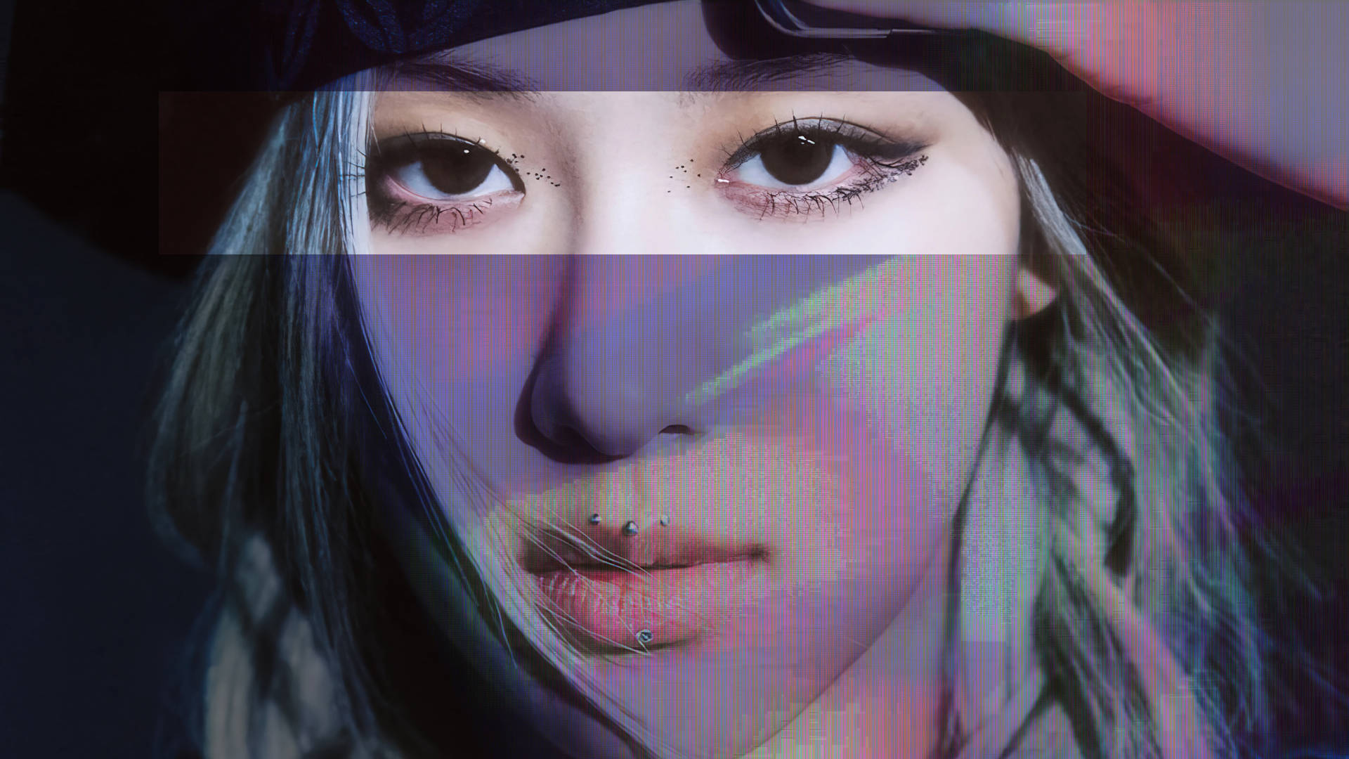 一位臉上和帽子上有故障藝術效果的女性