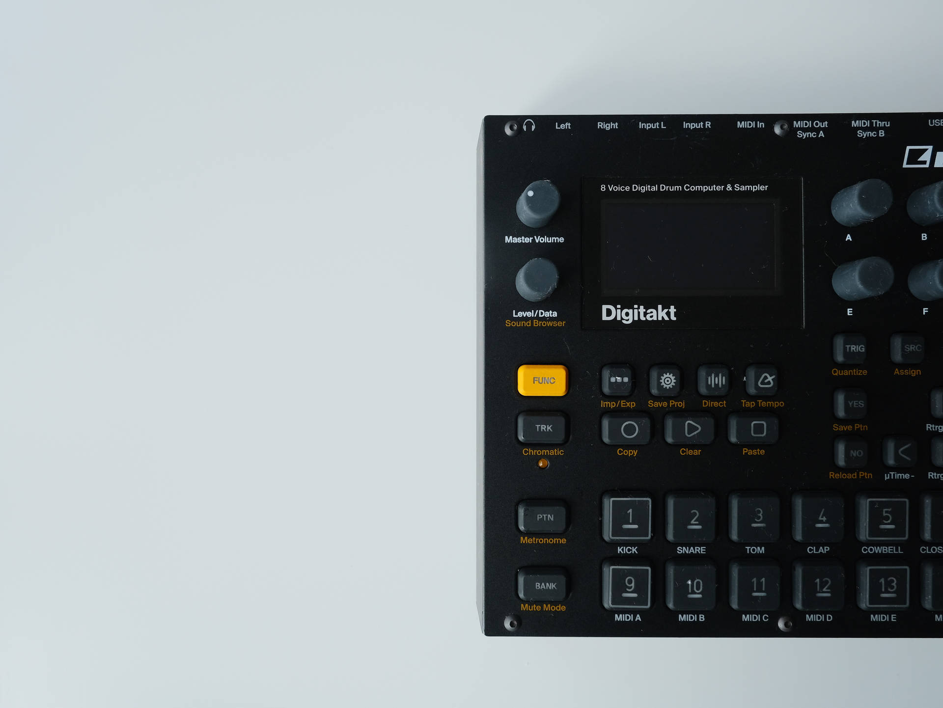 黑色Digitakt鼓機，帶有橙色按鈕，置於淺灰色背景上。