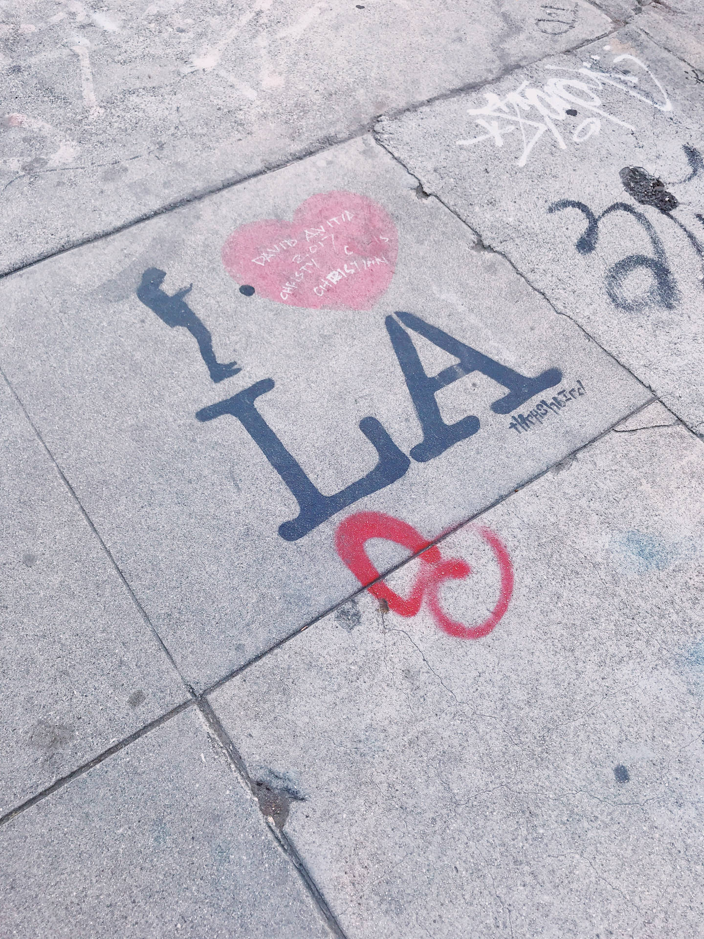 行人路粉筆藝術，包含「I love LA」、心形和人物。