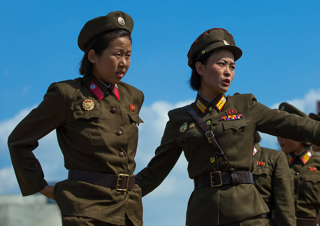 兩名身穿軍裝的女兵在藍天下戶外站立