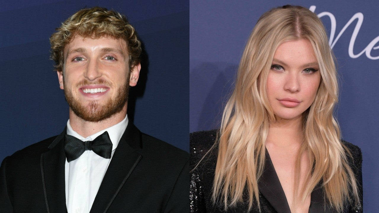 Logan Paul 與 Josie 合照 壁紙 — 一位微笑的男子身穿黑色燕尾服和領結，站在一位身穿黑色亮片連衣裙的金髮女子旁邊，背景為藍色。