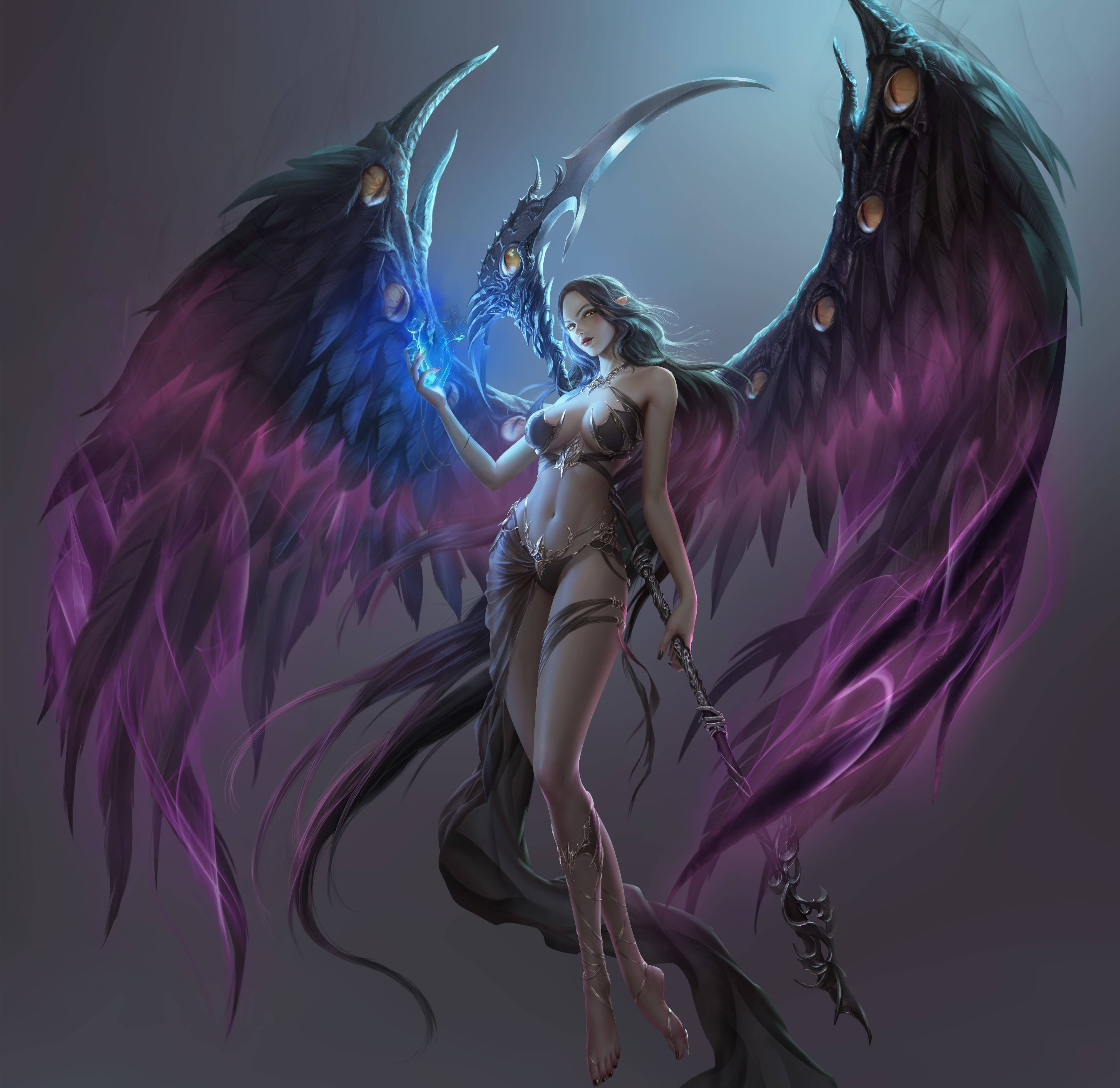 LOL 阿蕾卡展翅 壁紙 — 一位黑翼天使，擁有發光的眼睛和紫色羽毛翅膀，在柔和的灰色背景上拿著一個發光的藍色球體。