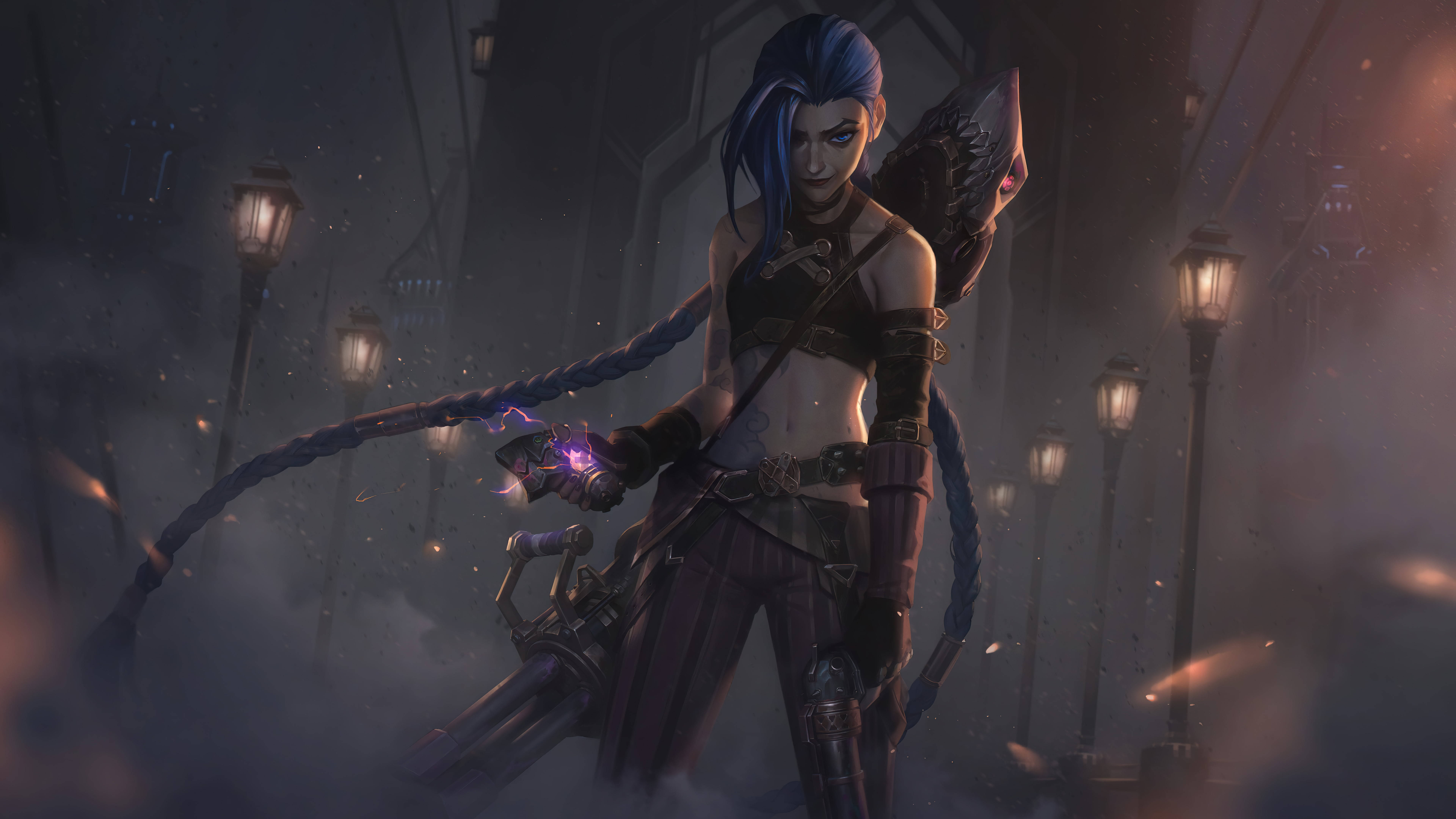 LOL《Arcane》Jinx 桌面 4K 壁紙 — 一位藍髮動漫戰士，手中握著發光的紫色能量，站在霧氣瀰漫、燈籠照亮的哥德式小巷中。