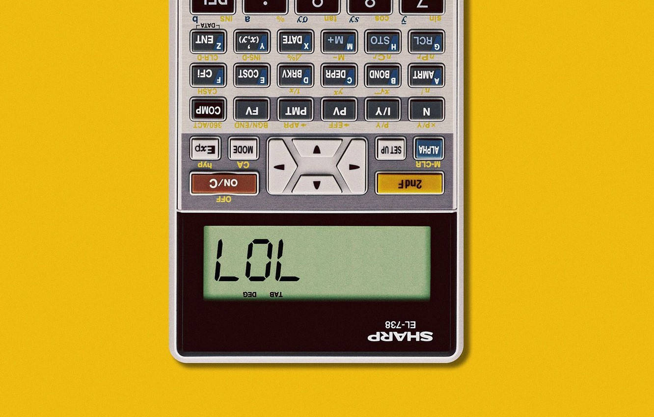 倒置計算器與LOL文字 壁紙 — 一部復古Sharp EL-738財務計算機在鮮黃色背景上，其綠色屏幕顯示LOL文字。