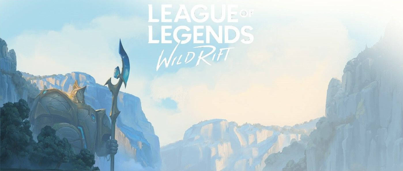 召喚師峽谷 LoL Wild Rift 壁紙 — 一個巨大的裝甲戰士在柔和天空下，於霧氣籠罩的山崖間手持發光法杖。