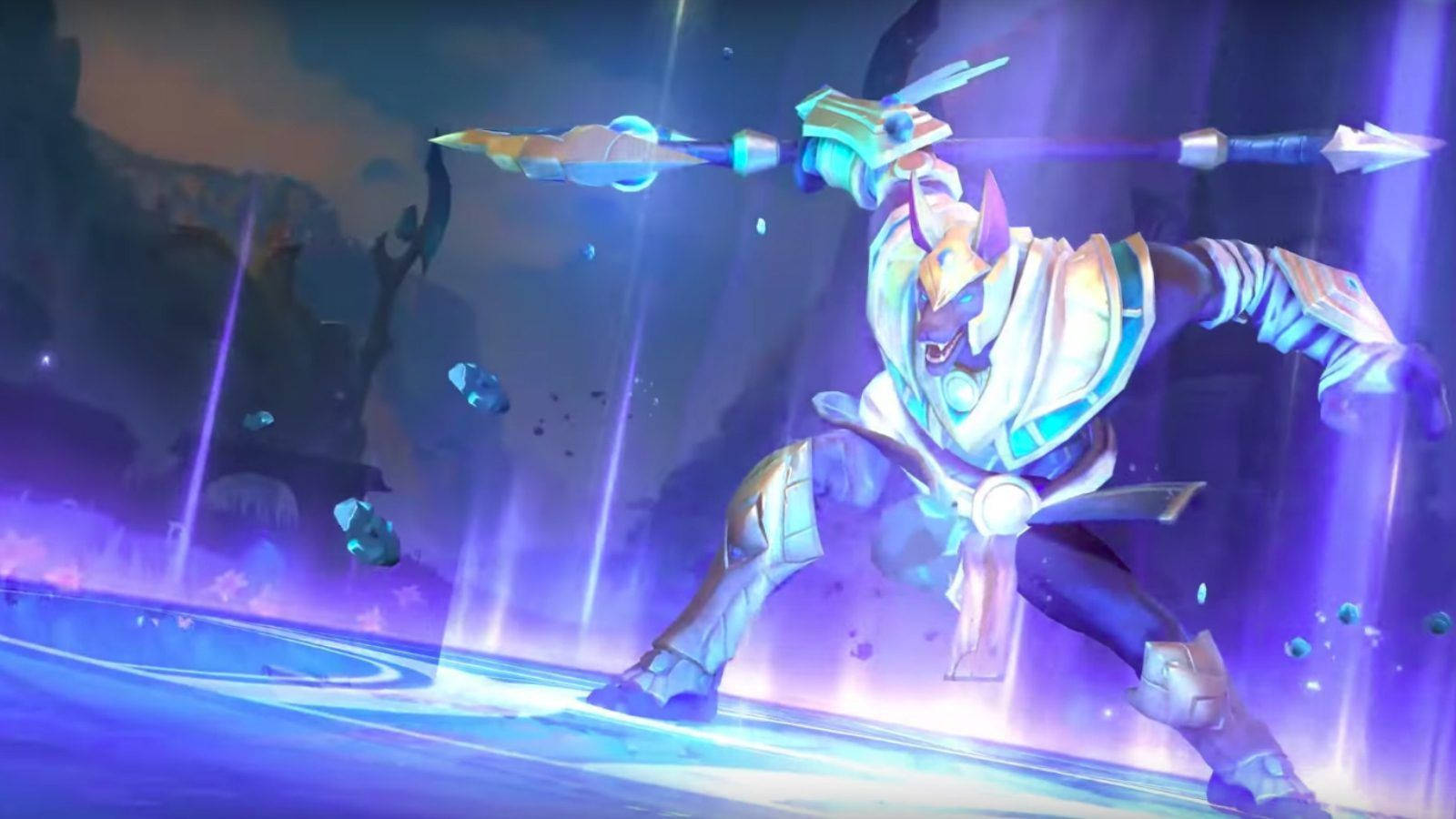 LoL Wild Rift 納蘇斯 壁紙 — 一位發光的動漫戰士身穿白色和藍色盔甲，在紫色能量光束和漂浮的水晶中揮舞著未來主義長矛。