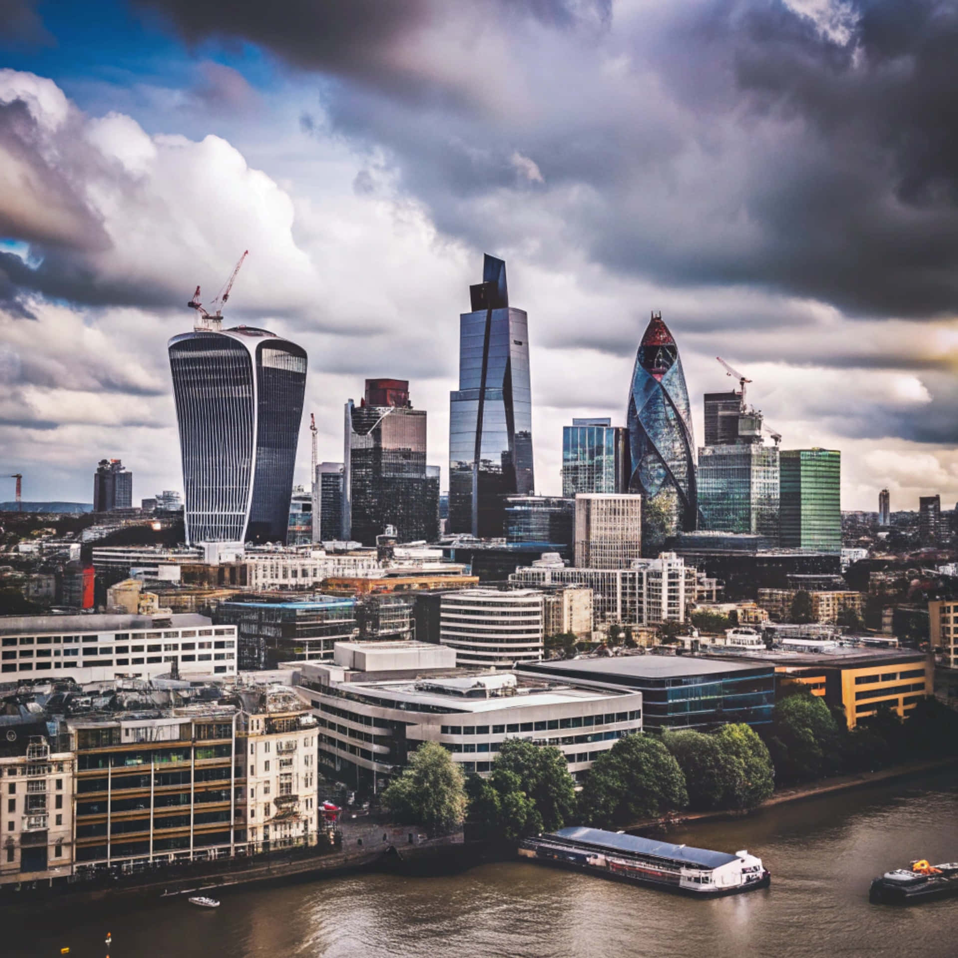 London Skyline 壁紙 — 倫敦金融區的戲劇性航拍視圖，標誌性摩天大樓如小黃瓜和對講機大廈在陰雲密布的天空下。