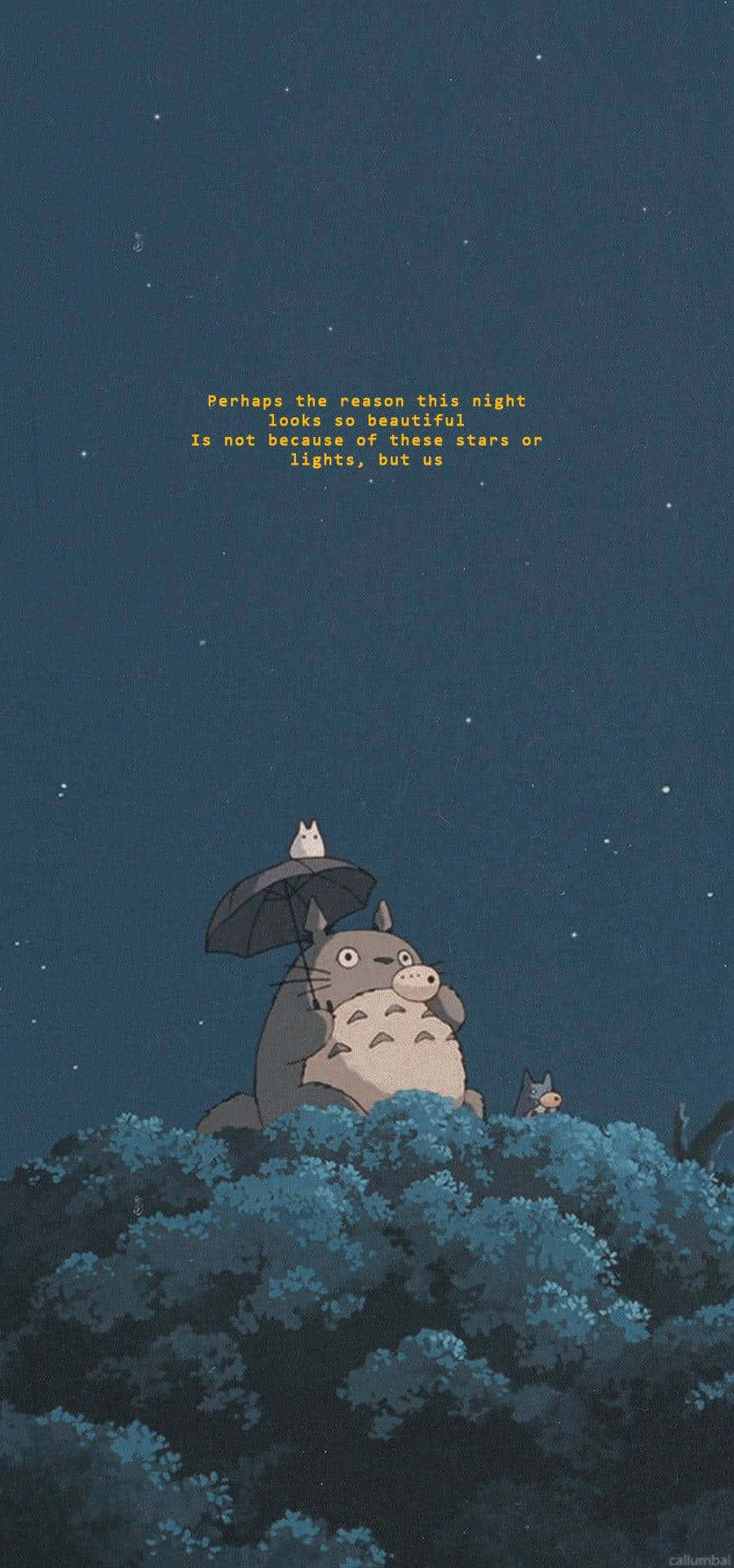  壁紙 — 龍貓和一隻小生物坐在樹上，星空下，一句詩意的名言在他們上方閃耀。