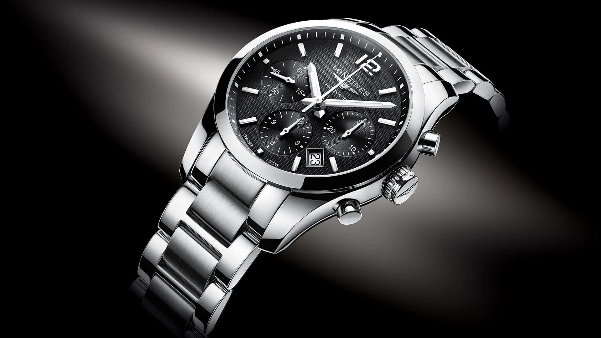奢華Longines Conquest經典計時腕錶 壁紙 — 一款時尚的銀色計時碼錶，配備黑色錶盤和金屬錶帶，在深色背景下的戲劇性聚光燈下閃耀。