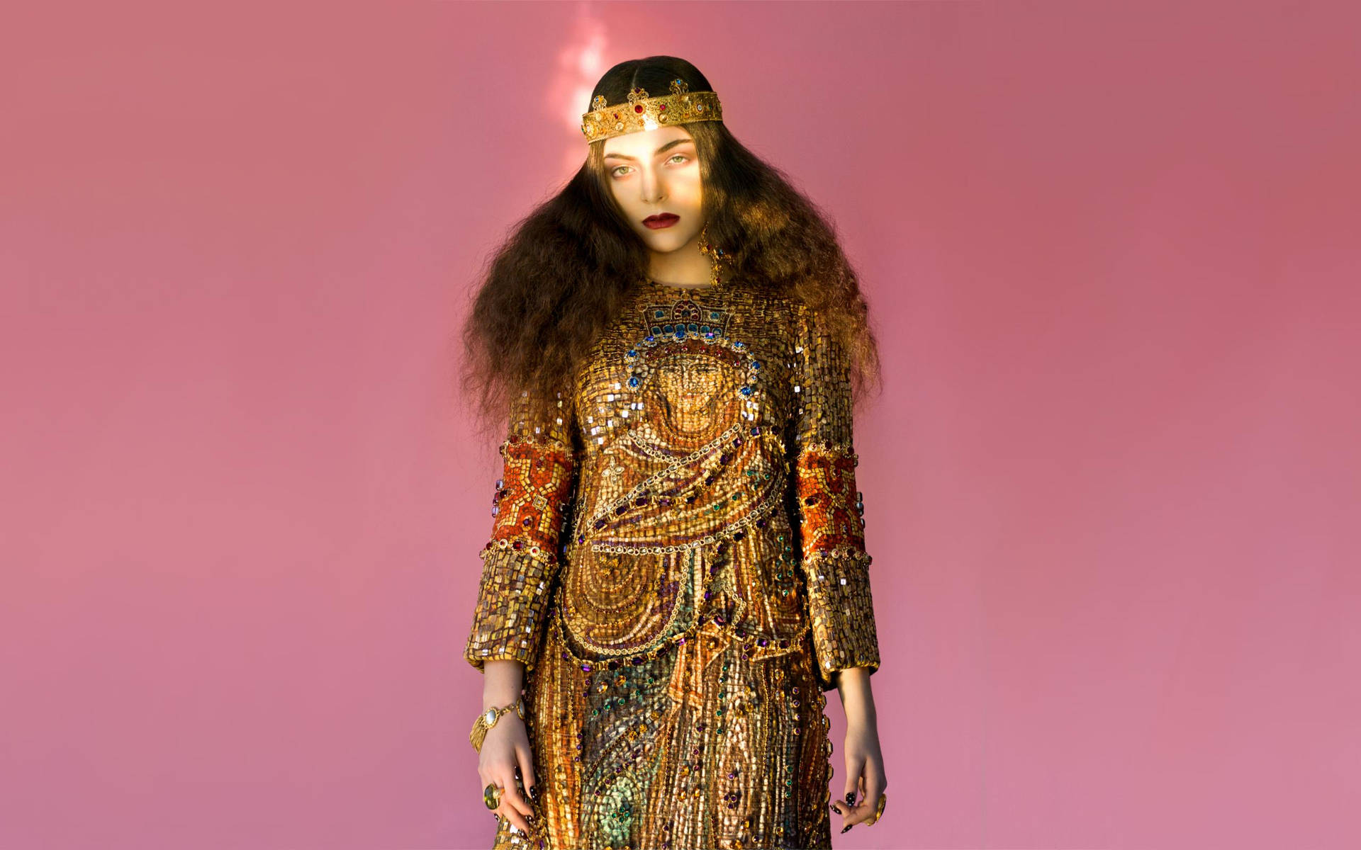 身穿華麗金色珠寶禮服和皇冠的女性，粉紅色背景