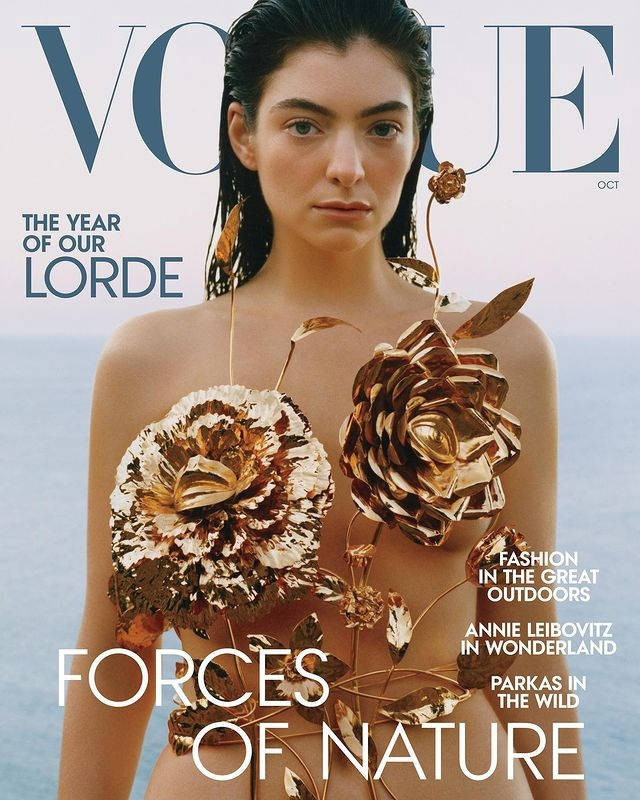 模特兒身上有金色花卉飾物，以海洋為背景，Vogue封面。