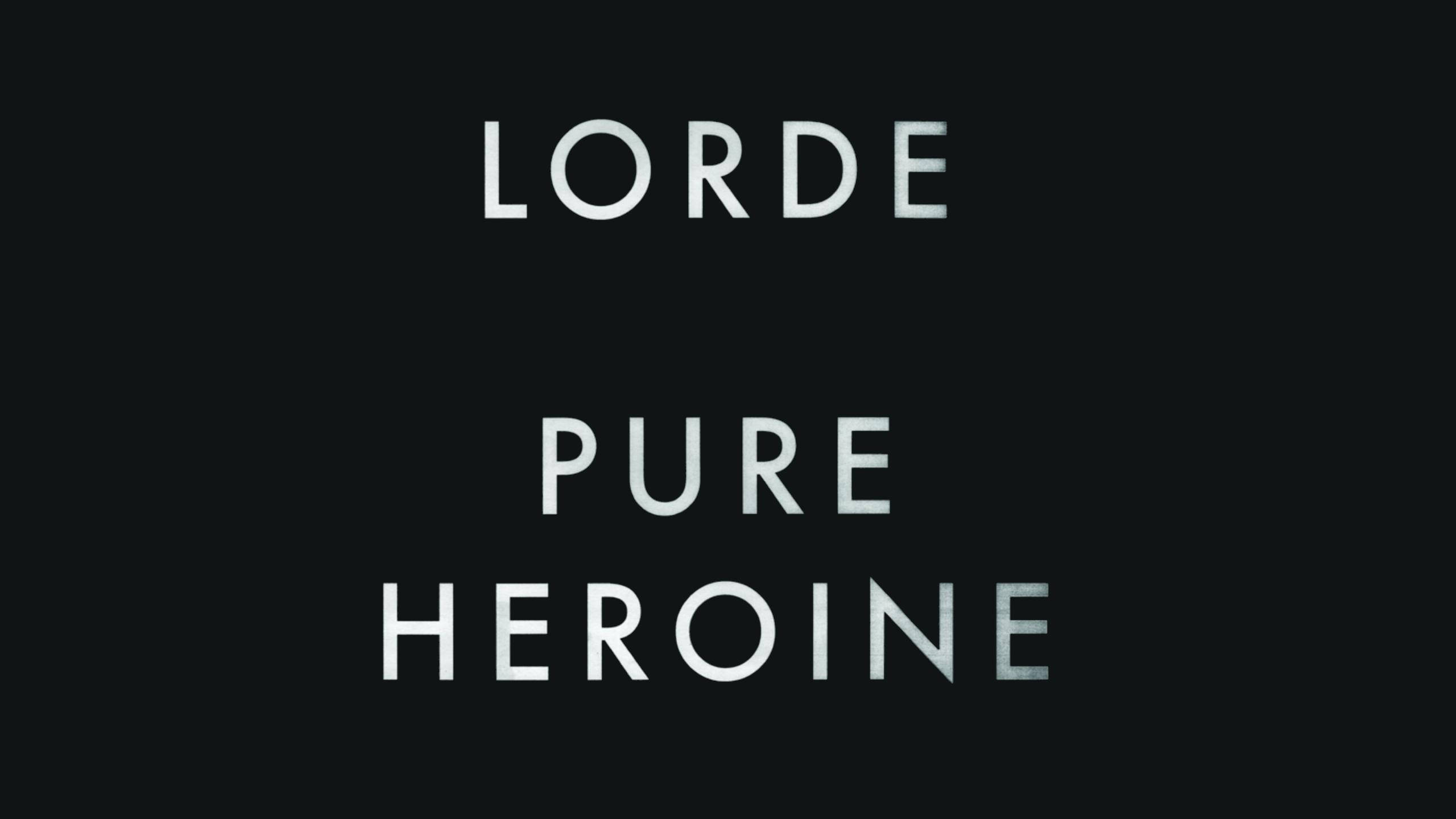 Lorde《Pure Heroine》專輯海報 壁紙 — 粗體白色文字在純黑色背景上顯示 LORDE PURE HEROINE，帶有細微紋理。