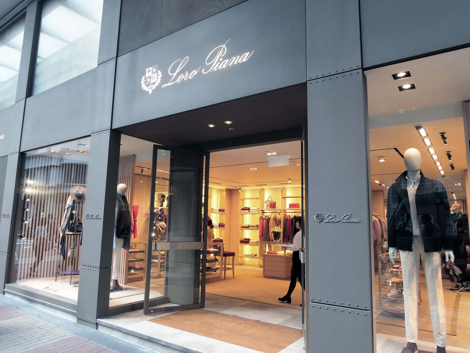 Loro Piana奢華男裝店，配有模特兒和玻璃門。
