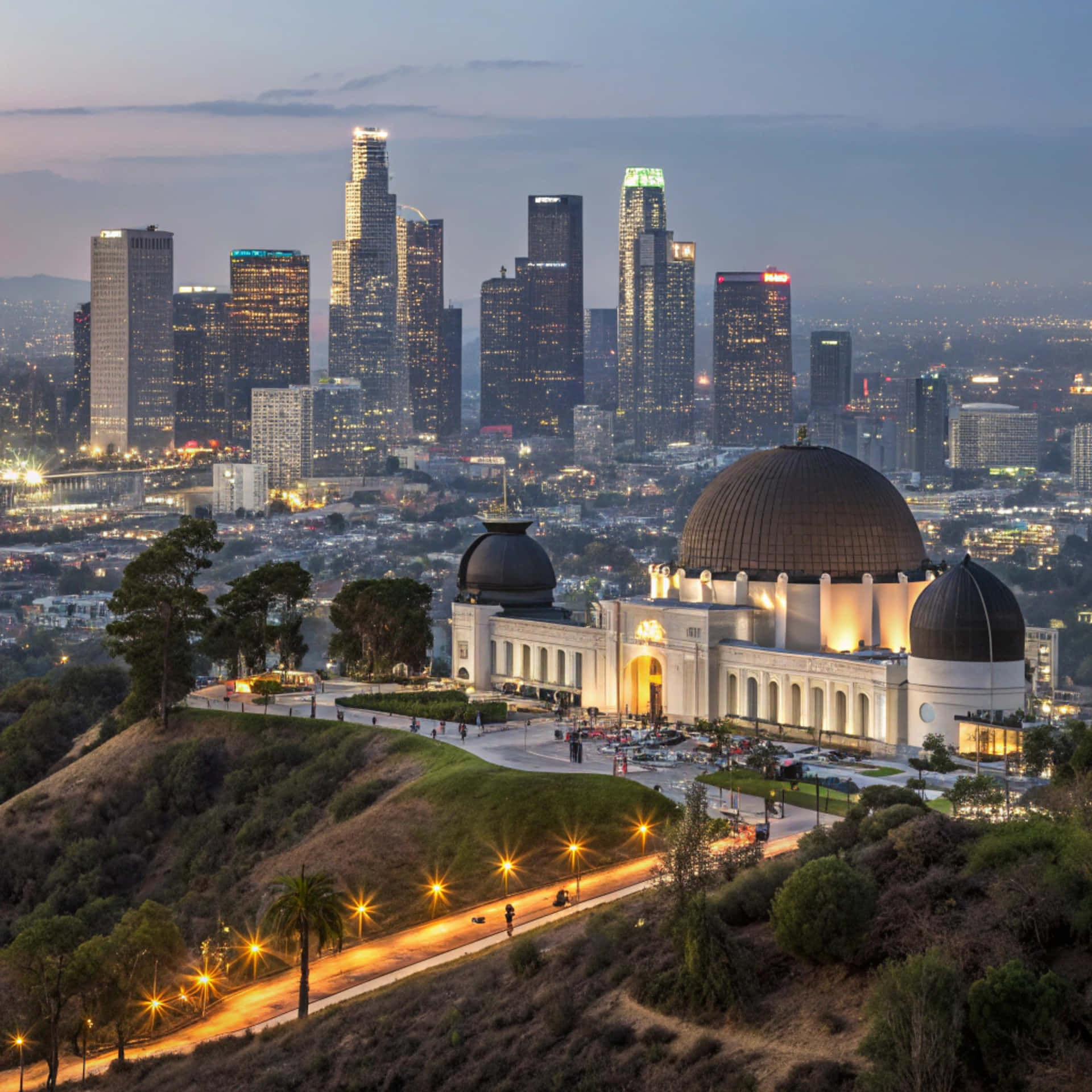 Los Angeles Skyline 壁紙 — 大型圓頂格里菲斯天文台在山頂上溫暖地發光，閃爍的洛杉磯市中心天際線在黃昏時亮起。