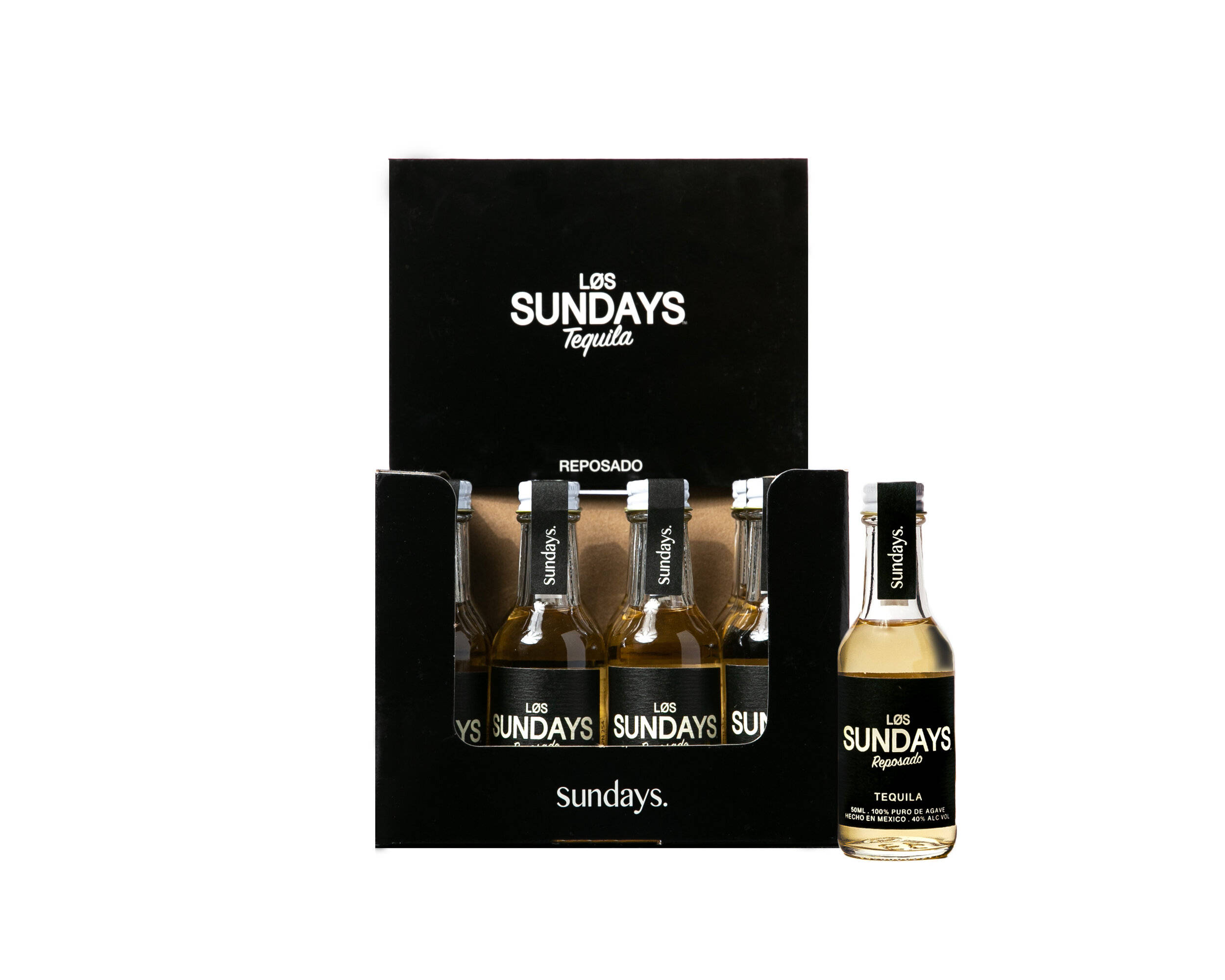 Los Sundays 陳年龍舌蘭酒 壁紙 — 六支 Los Sundays Reposado 龍舌蘭迷你酒瓶放在一個時尚的黑色盒子裡，旁邊放著一支酒瓶，背景為白色。